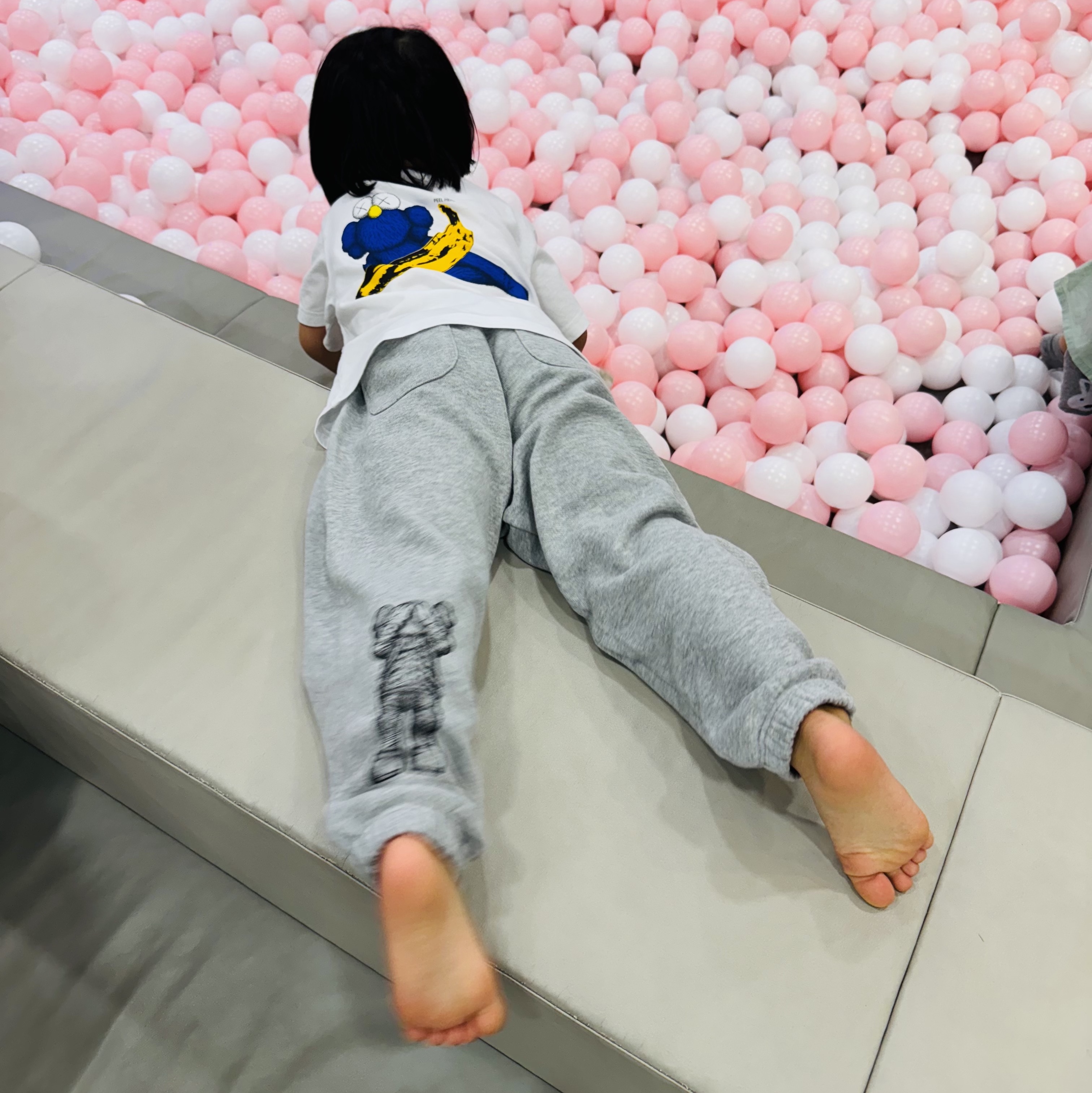 (Kids) Uniqlo UT x Kaws x Warhol S/S Graphic T-Shirt A White, (Kids) Uniqlo UT x Kaws x Warhol Sweatpants A Gray 착용 스타일 - 5