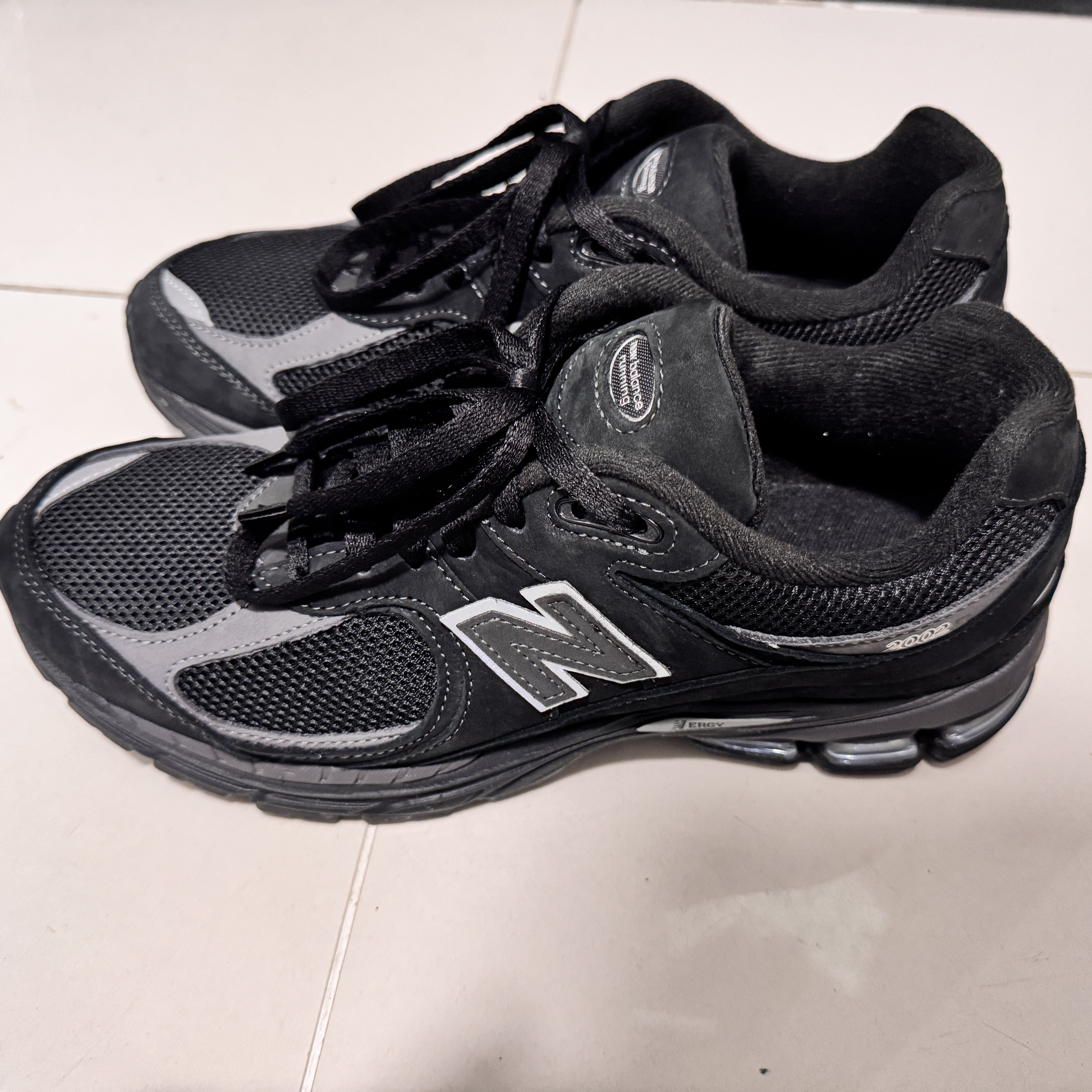 New Balance 2002R Dark Camo 착용 스타일 - 2