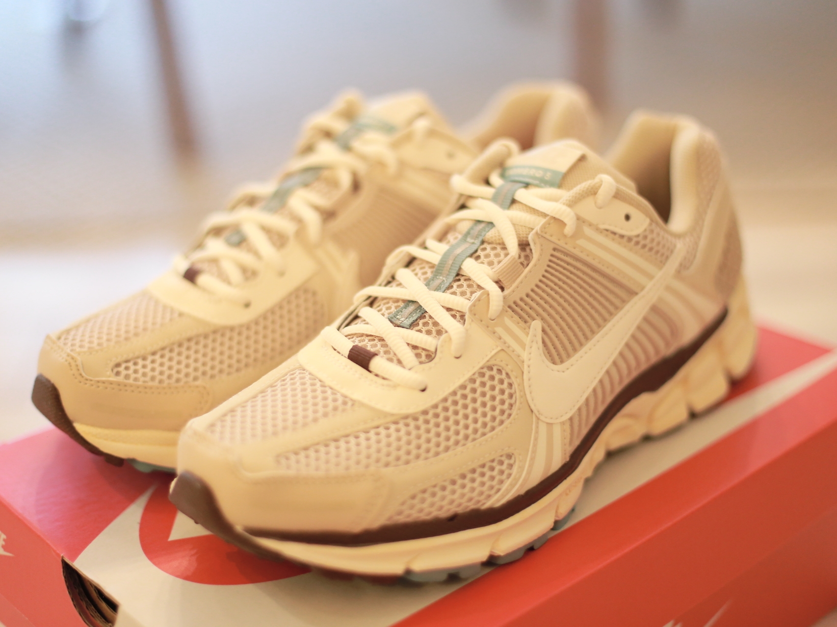(W) Nike Zoom Vomero 5 Oatmeal 착용 스타일 - 2