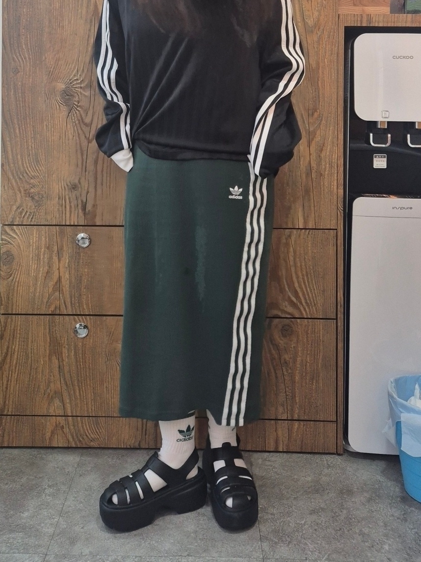 Adidas Adicolor Pique Football Long Sleeve T-Shirt Black - KR Sizing, (W) Adidas Knit Skirt Mineral Green - KR Sizing 착용 스타일