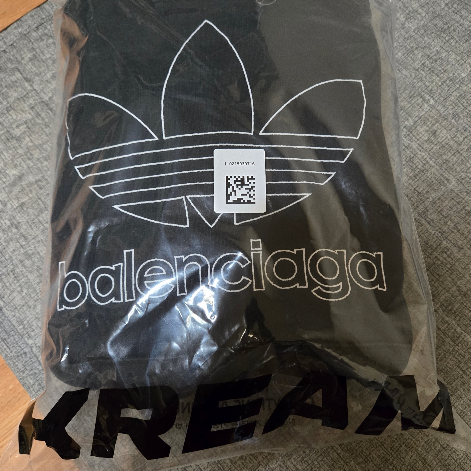 Balenciaga x Adidas Hoodie Large Fit Black 착용 스타일