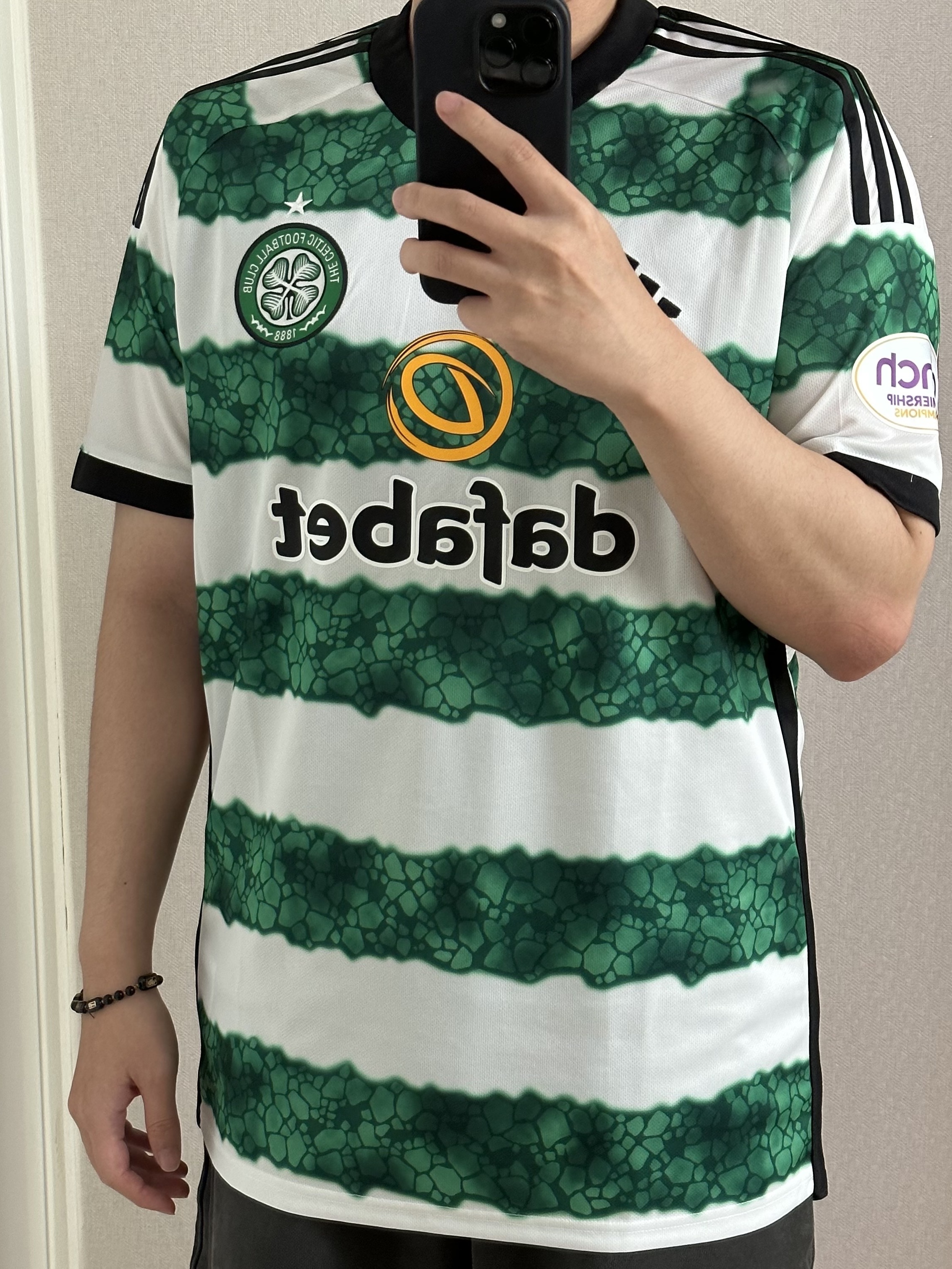 Adidas Celtic FC 2023/24 Home Jersey White Team Green - US Sizing (Non Marking Ver.) 착용 스타일 - 3