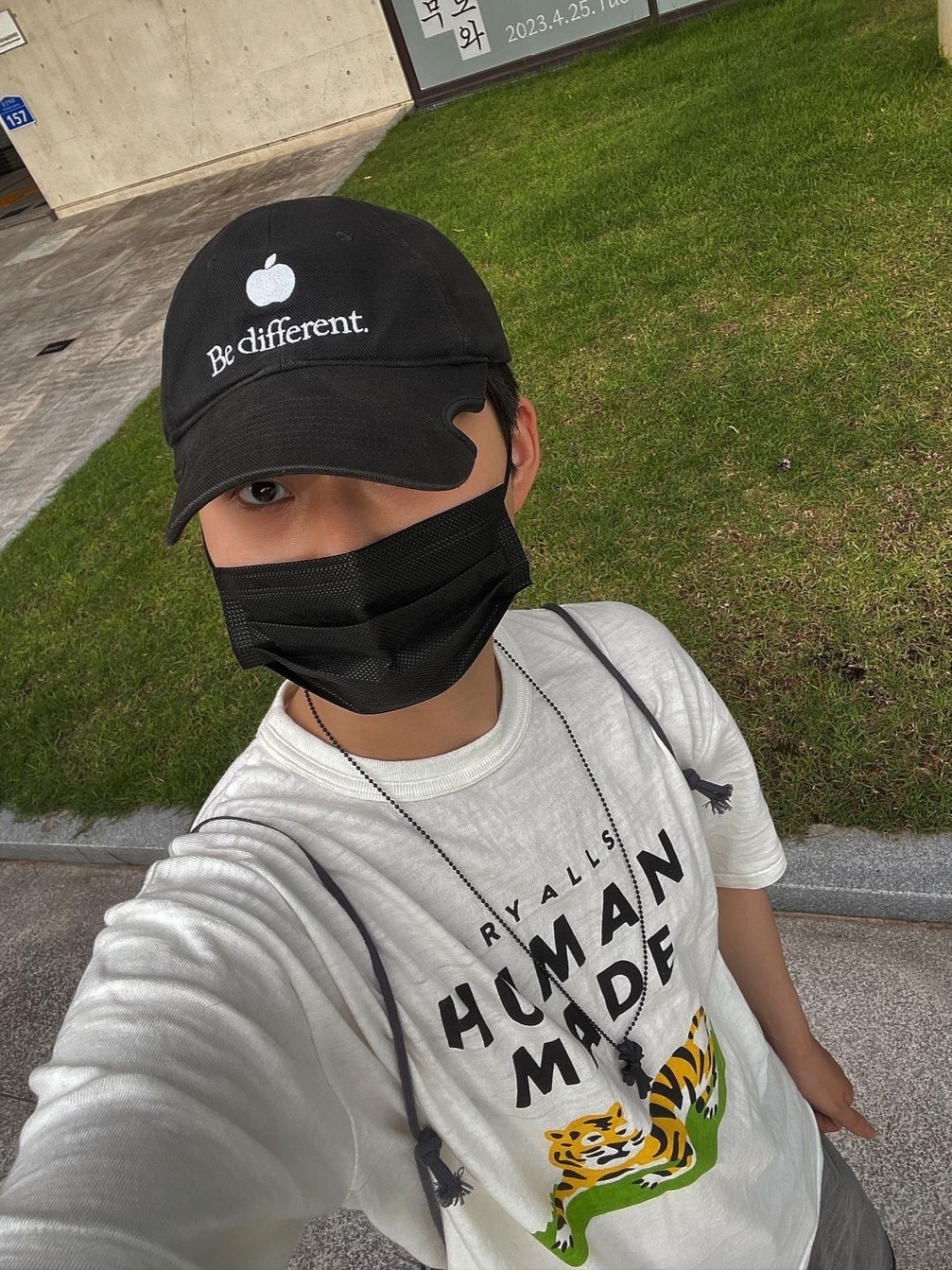 Human Made #2310 T-Shirt White, Maison Mihara Yasuhiro Peterson OG Sole Broken Low-top Sneakers Black 착용 스타일 - 7