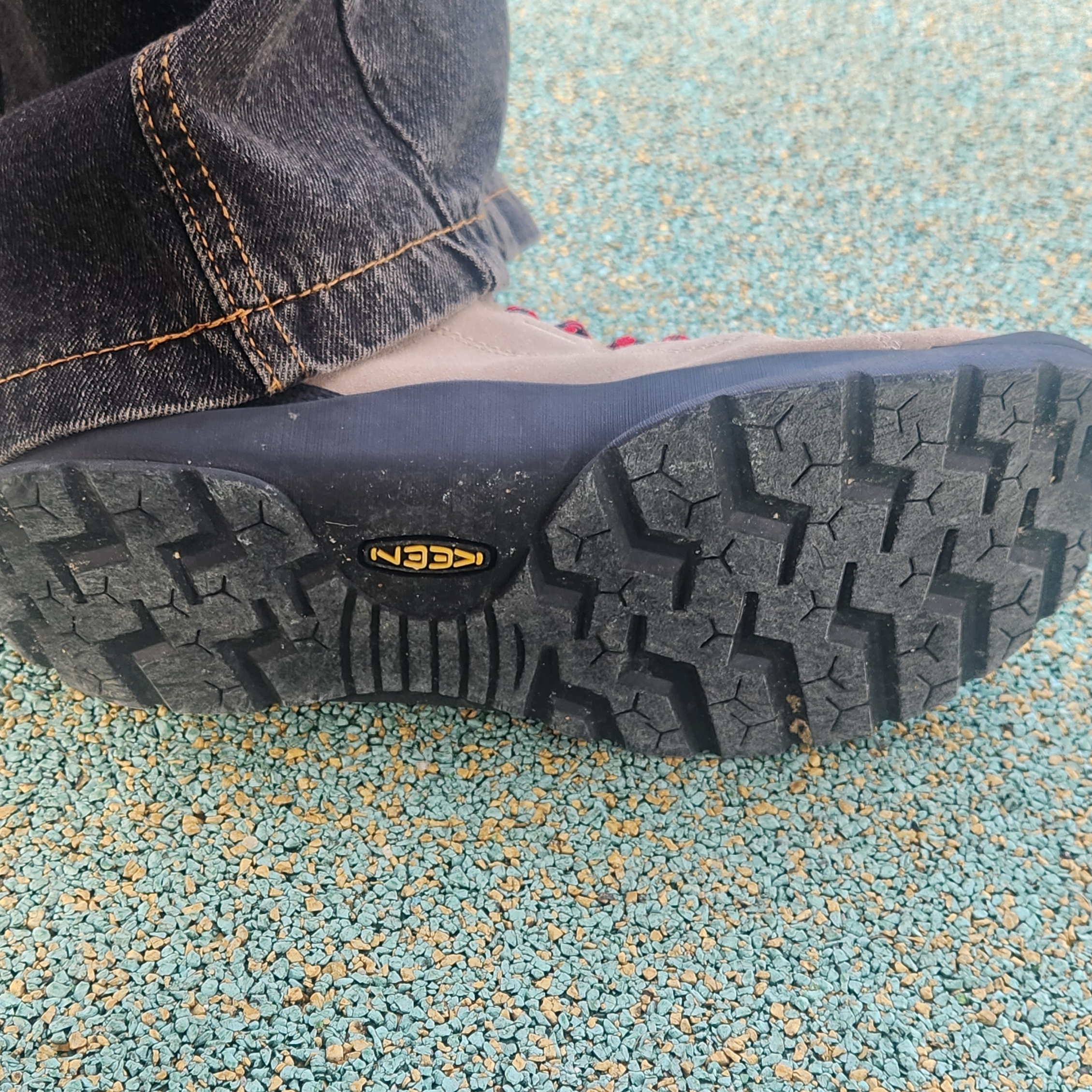 Keen Jasper Suede Sneakers Silver Mink 착용 스타일 - 3