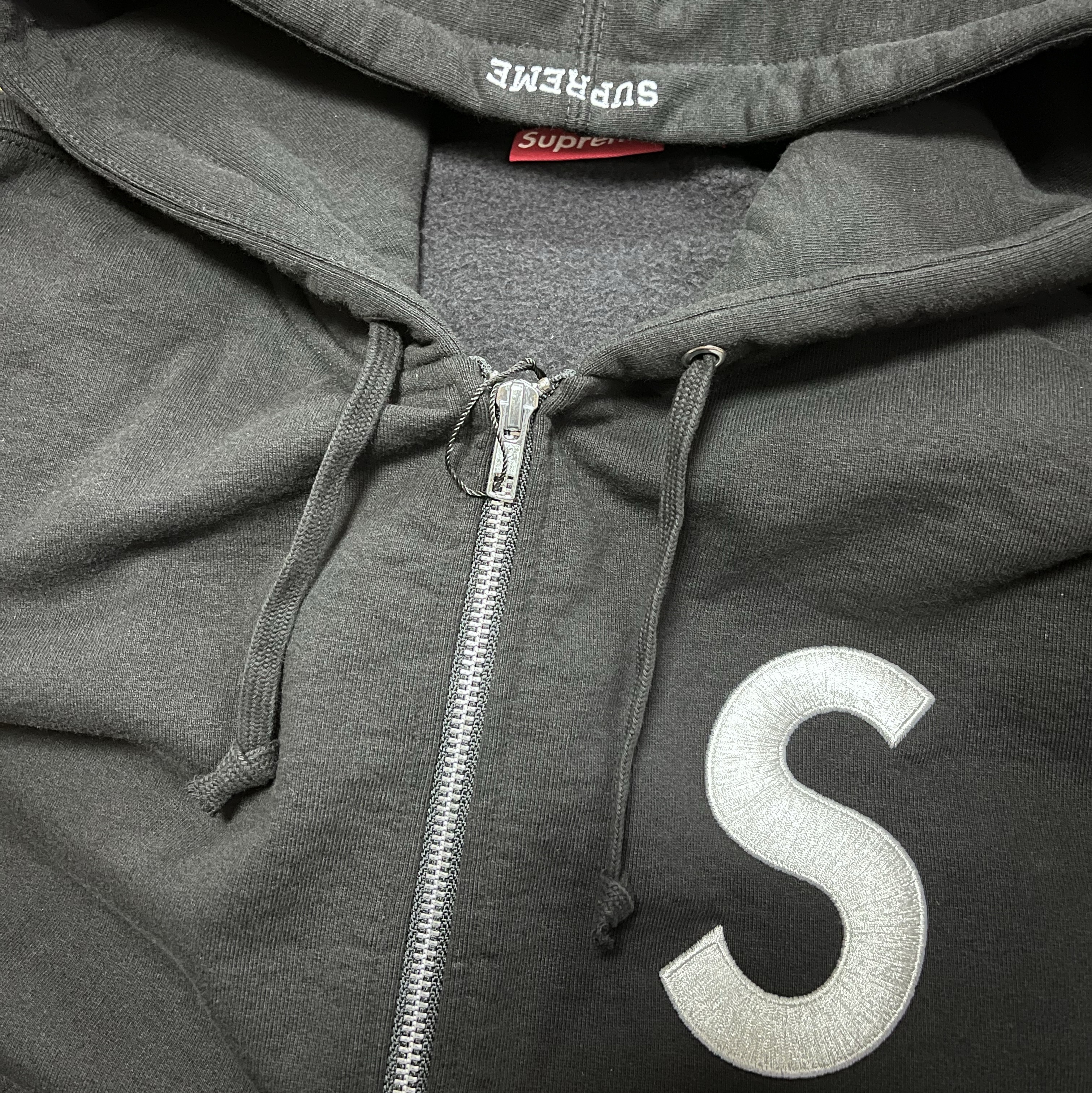 Supreme S Logo Zip Up Hooded Sweatshirt Black - 23FW 착용 스타일