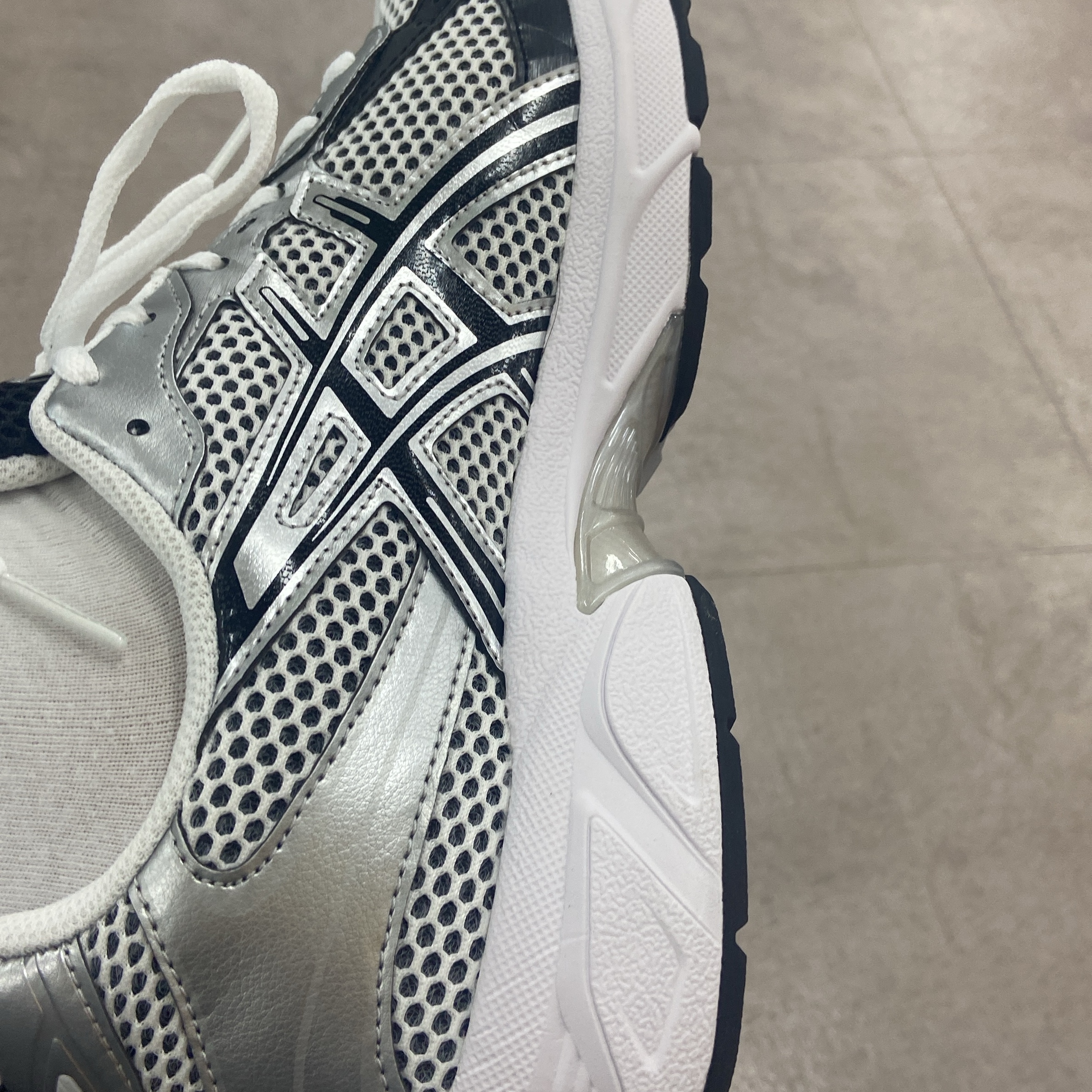 Asics Gel-1130 White Black 착용 스타일 - 1