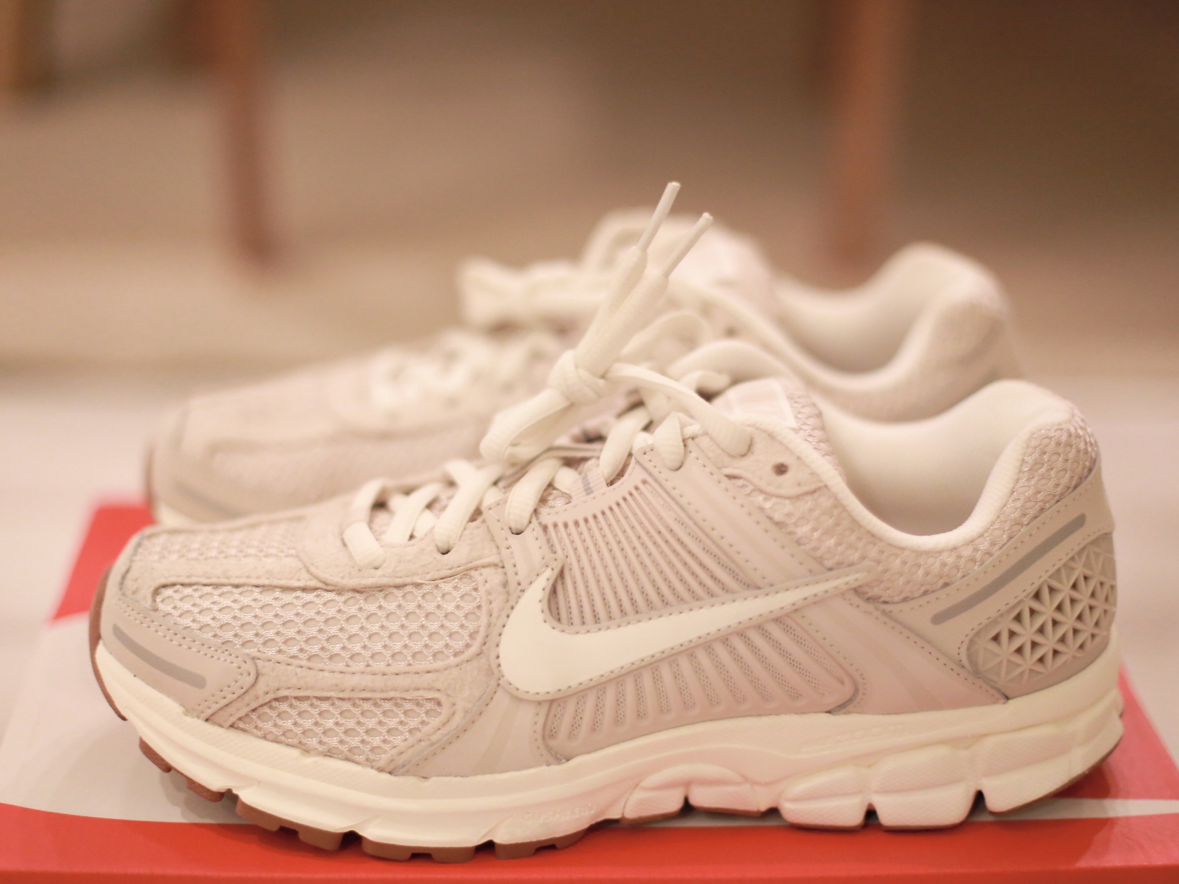 (W) Nike Zoom Vomero 5 Light Orewood Brown 착용 스타일 - 1