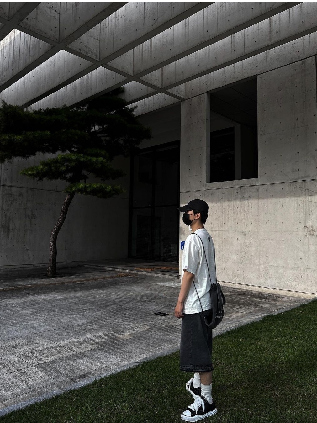 Human Made #2310 T-Shirt White, Maison Mihara Yasuhiro Peterson OG Sole Broken Low-top Sneakers Black 착용 스타일 - 3