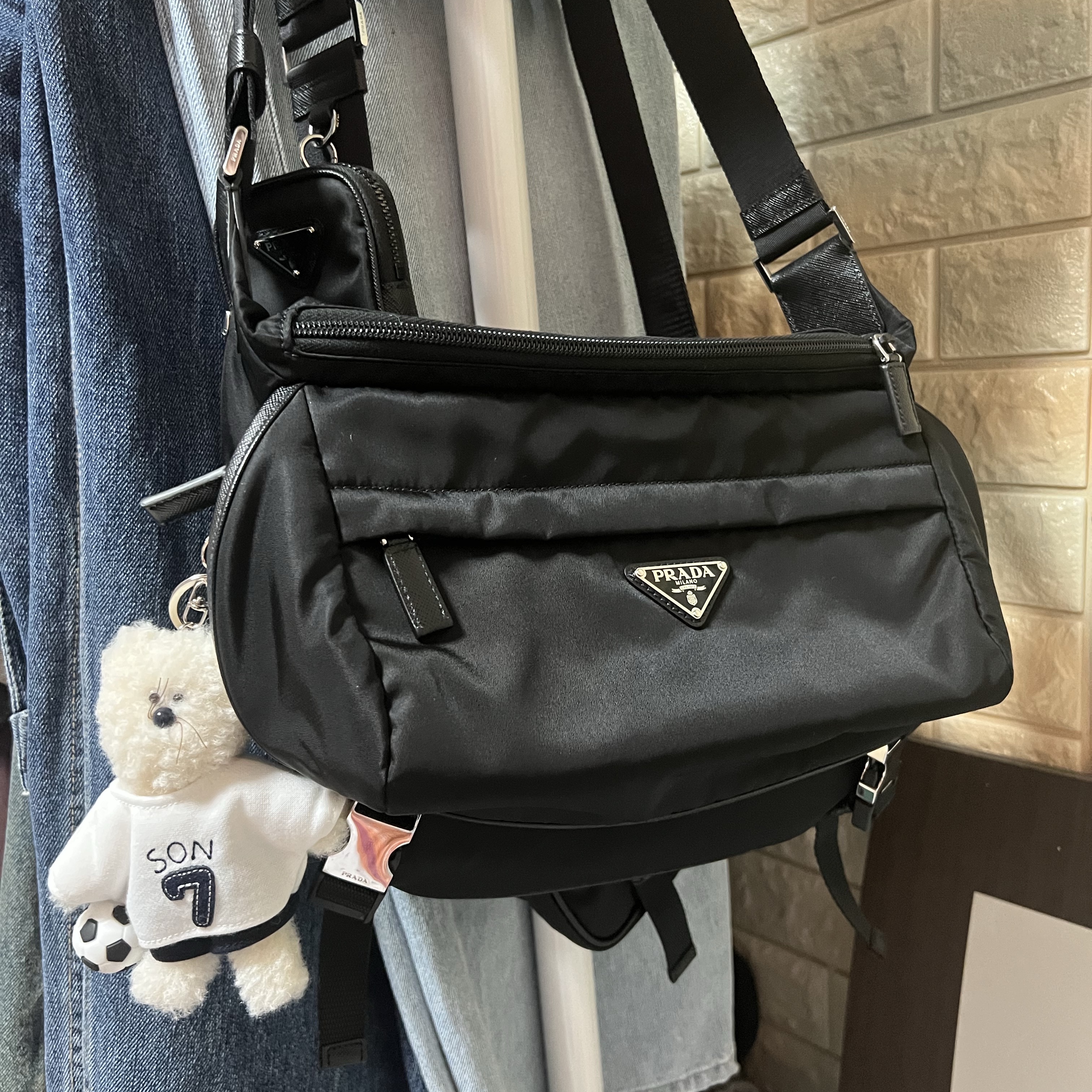 Prada Re-Nylon and Saffiano Leather Shoulder Bag Black 착용 스타일