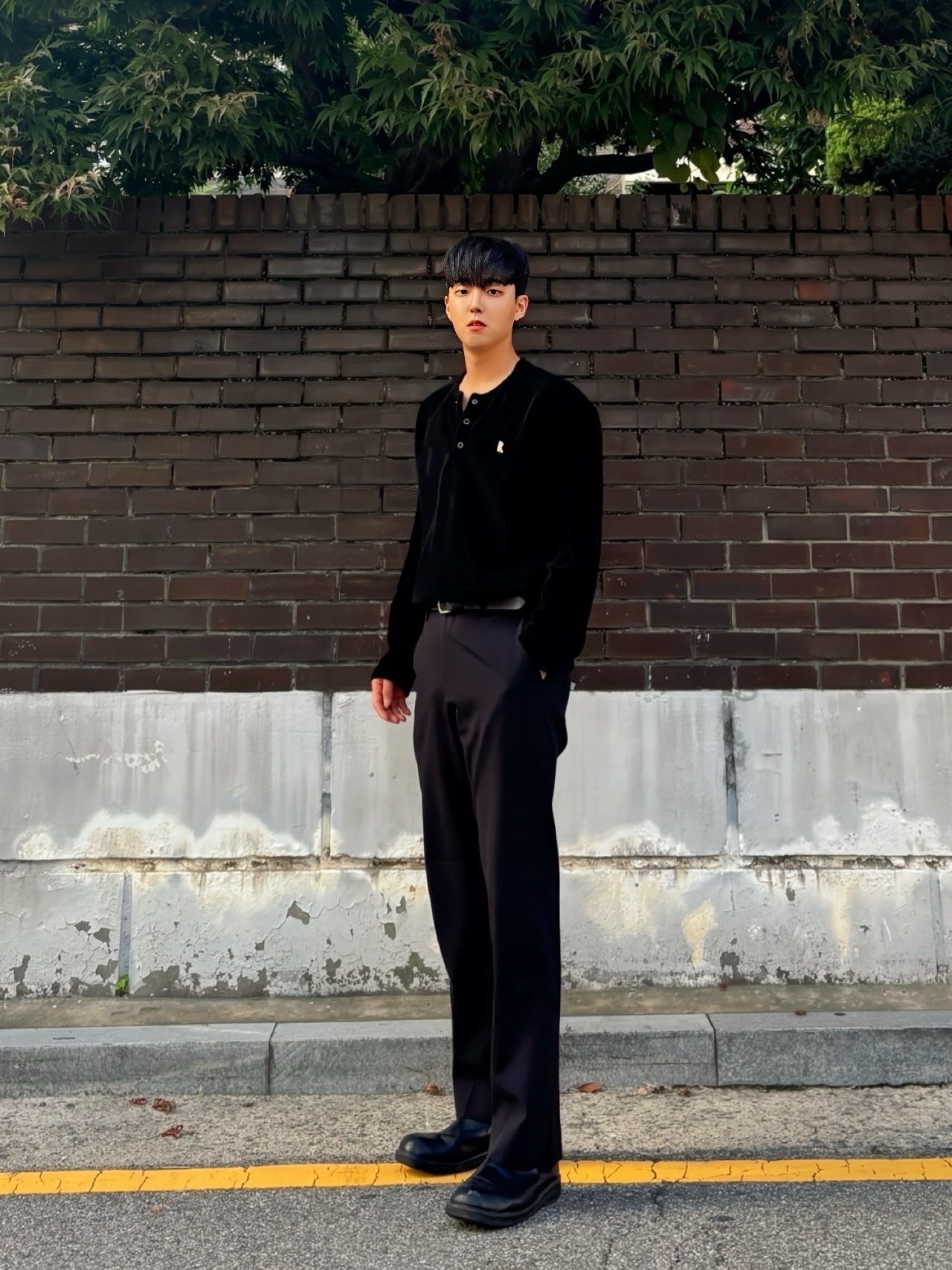 Celine Margaret Chelsea Boot in Shiny Bull Black 착용 스타일 - 1