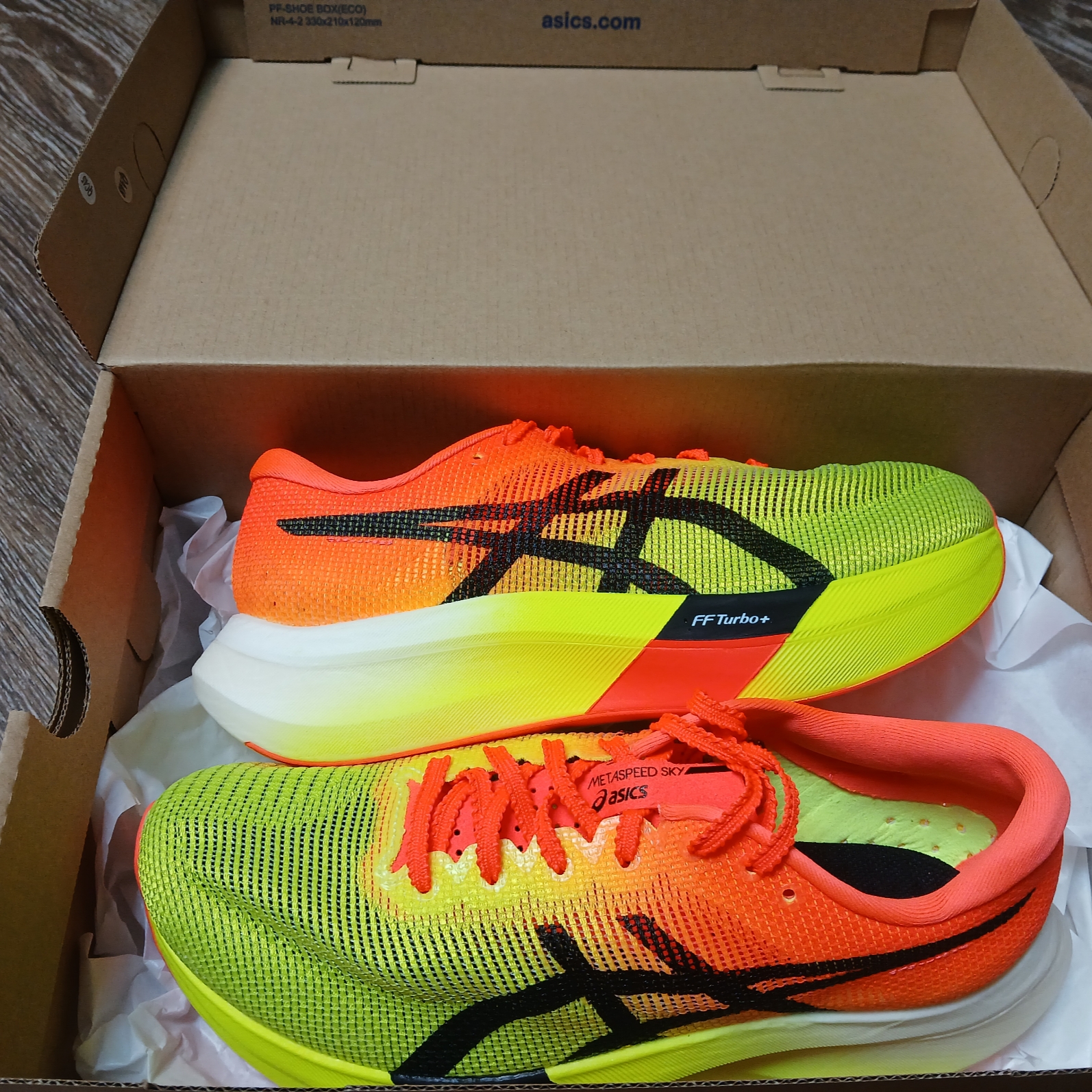 Asics Metaspeed Sky Paris Safety Yellow Black 착용 스타일