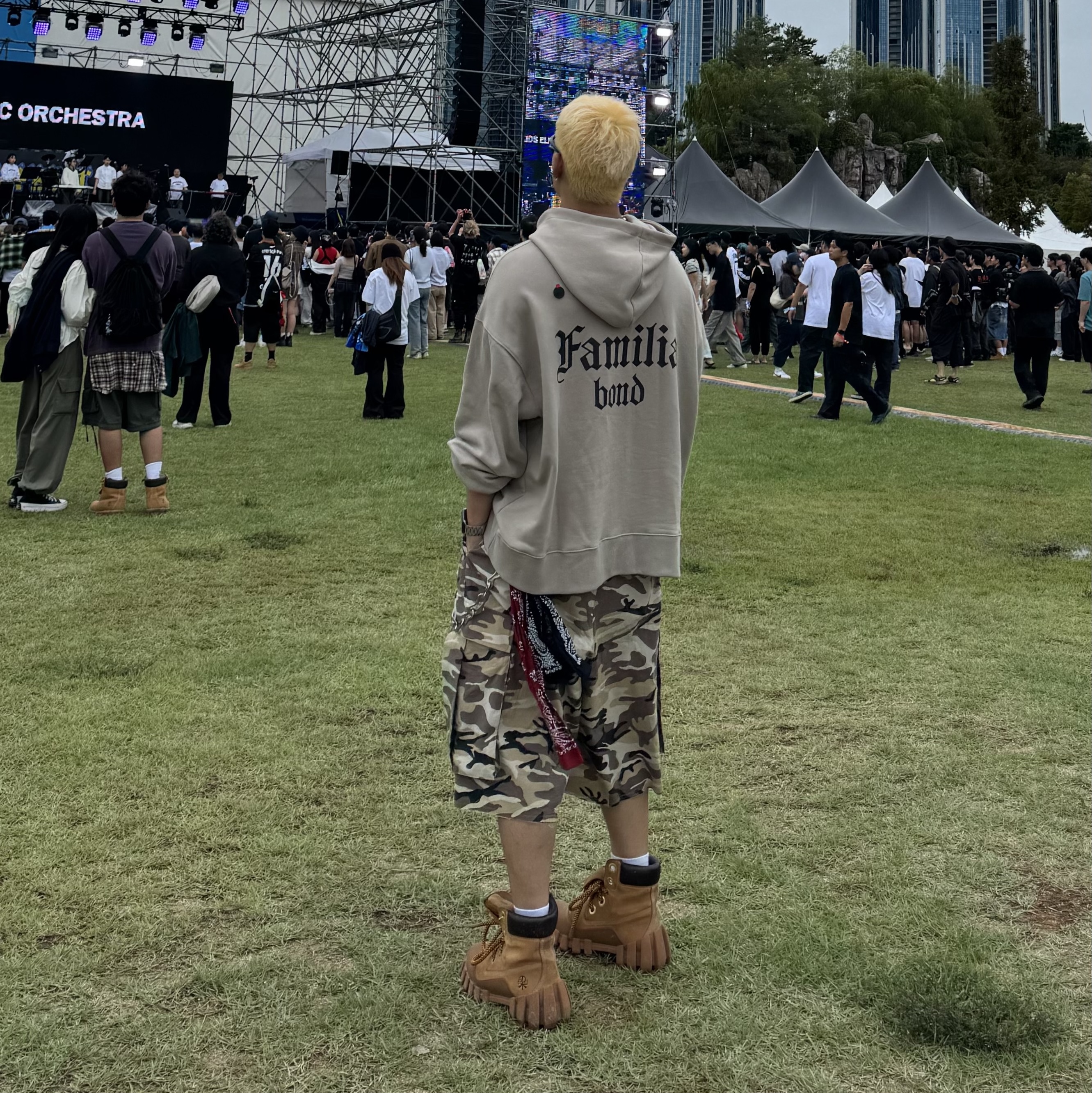 Timberland x Humberto Leon 6 Inch Boot Wheat Nubuck - Medium, Undermycar Mu.45 Anti Fxxking Logo Play Big Cargo Rip-Camo Shorts Camo Beige 착용 스타일 - 2