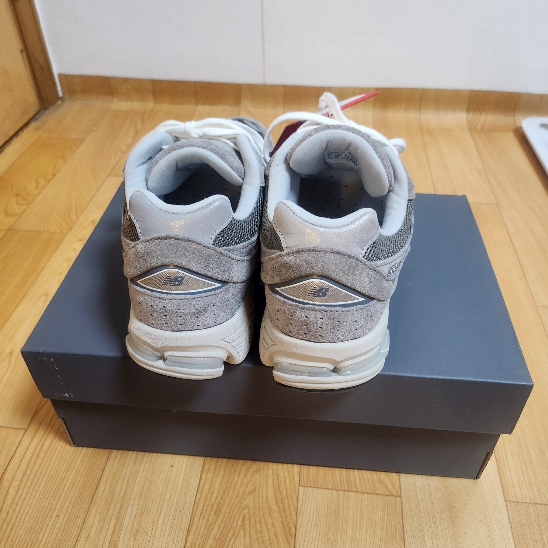 New Balance 2002R Grey 착용 스타일 - 3