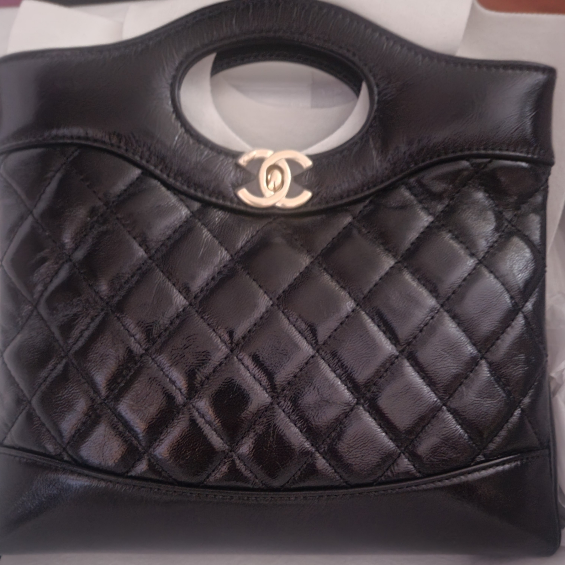 Chanel 31 Mini Shopping Bag Lambskin & Gold Black 착용 스타일