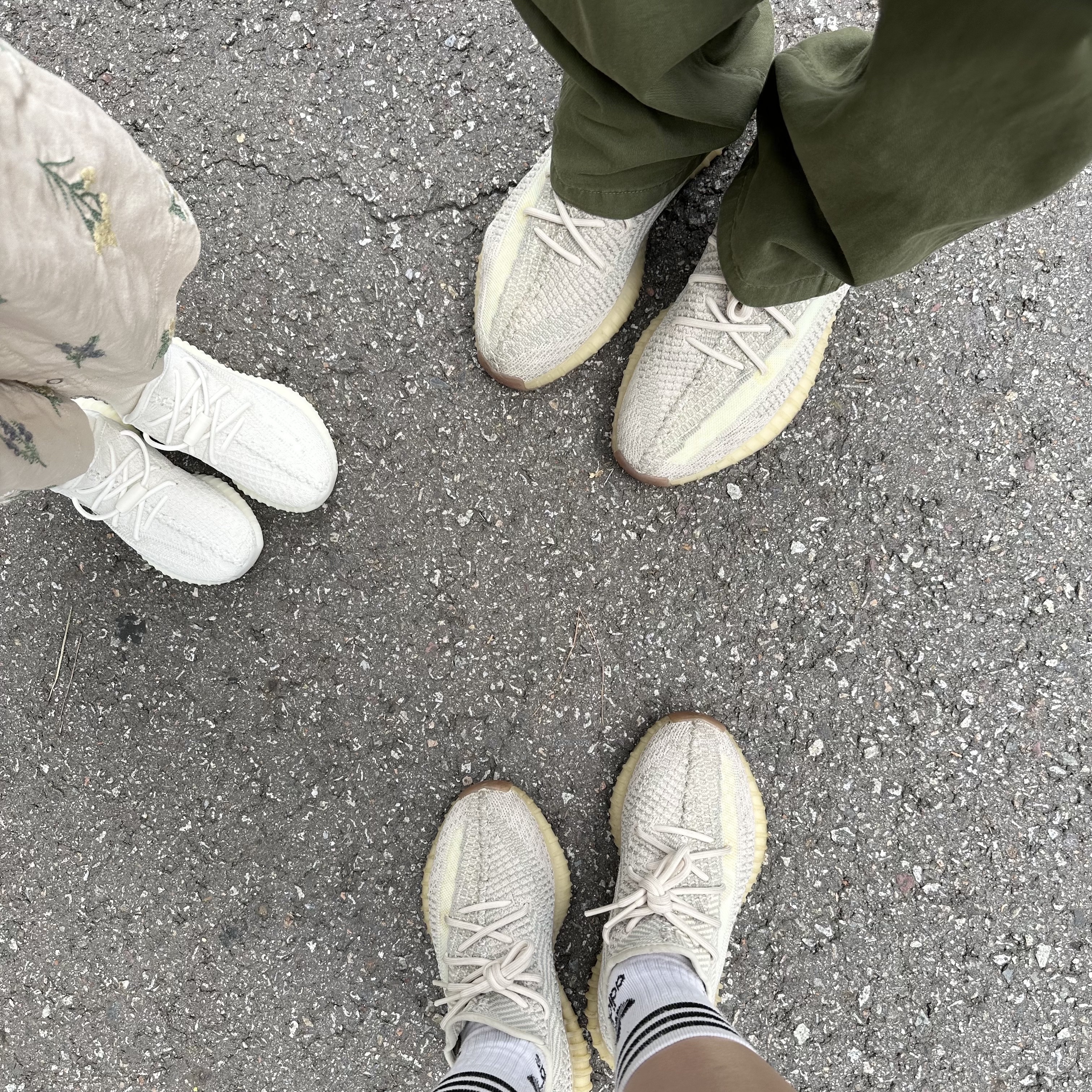 (Infant) Adidas Yeezy Boost 350 V2 Cream White, Adidas Yeezy Boost 350 V2 Citrin - Non-Reflective 착용 스타일 - 3