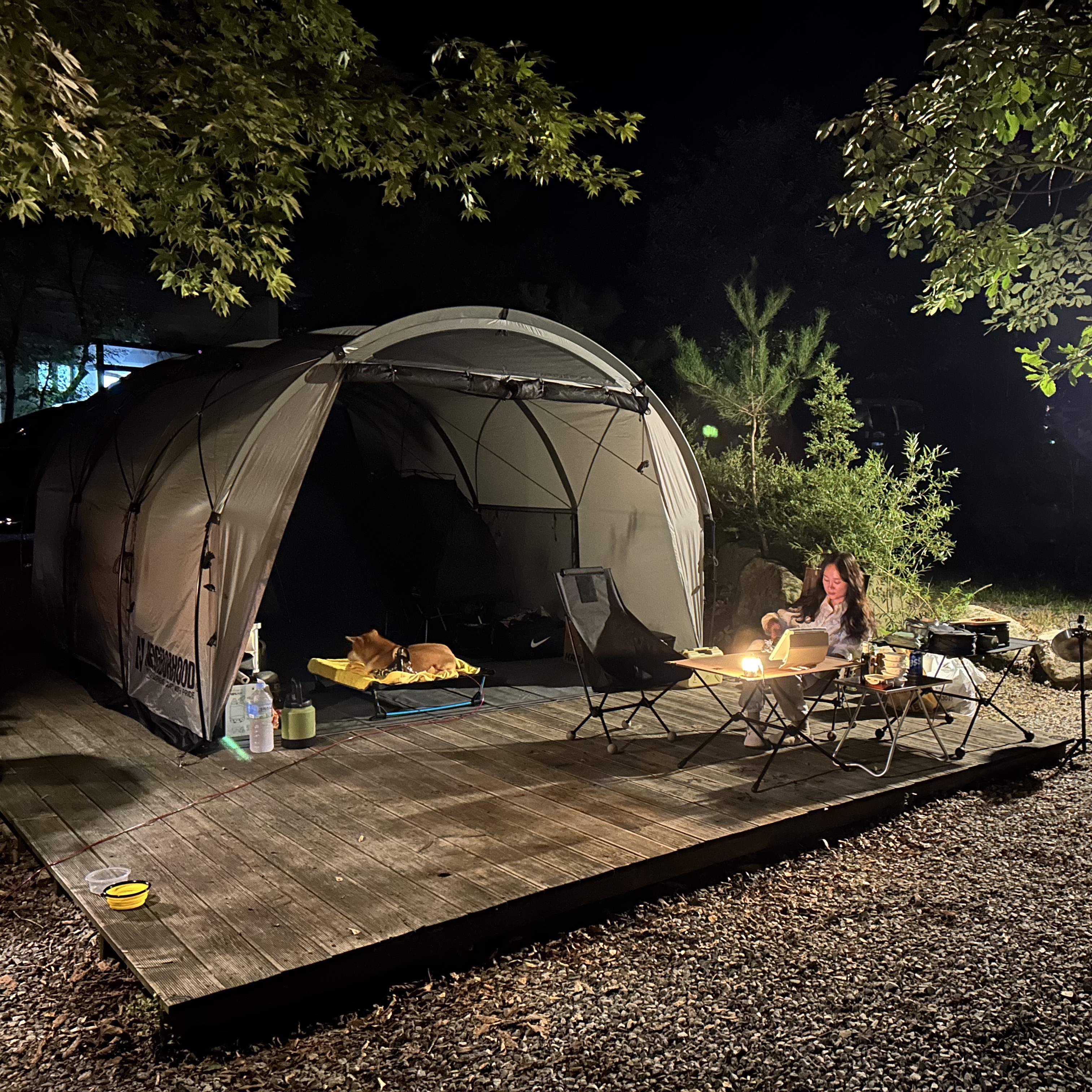 Helinox x Neighborhood Field Tunnel 4.35 Hangar Gray, Helinox Tactical Chair Two Black 착용 스타일