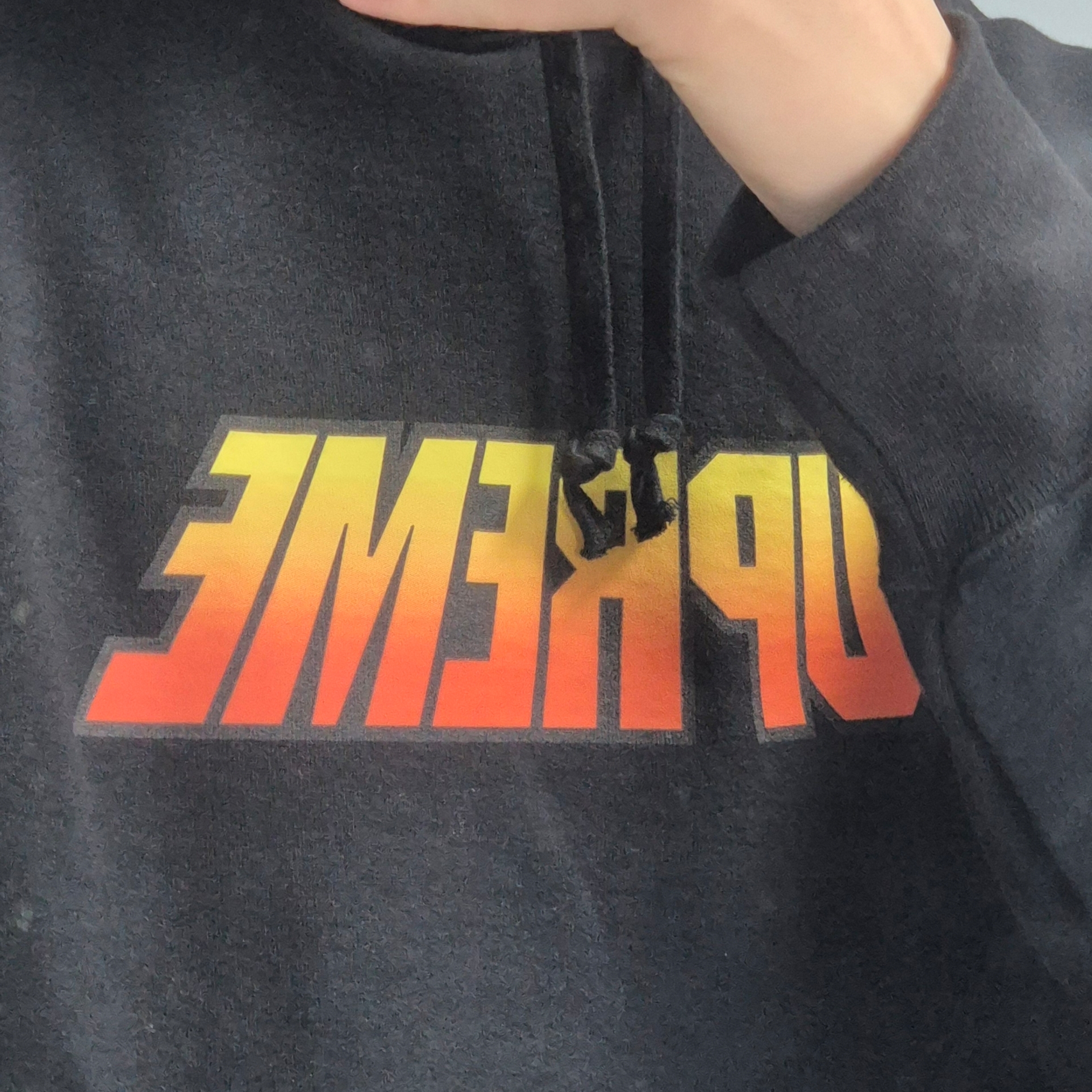 Supreme Gradient Hooded Sweatshirt Black - 24SS 착용 스타일 - 2