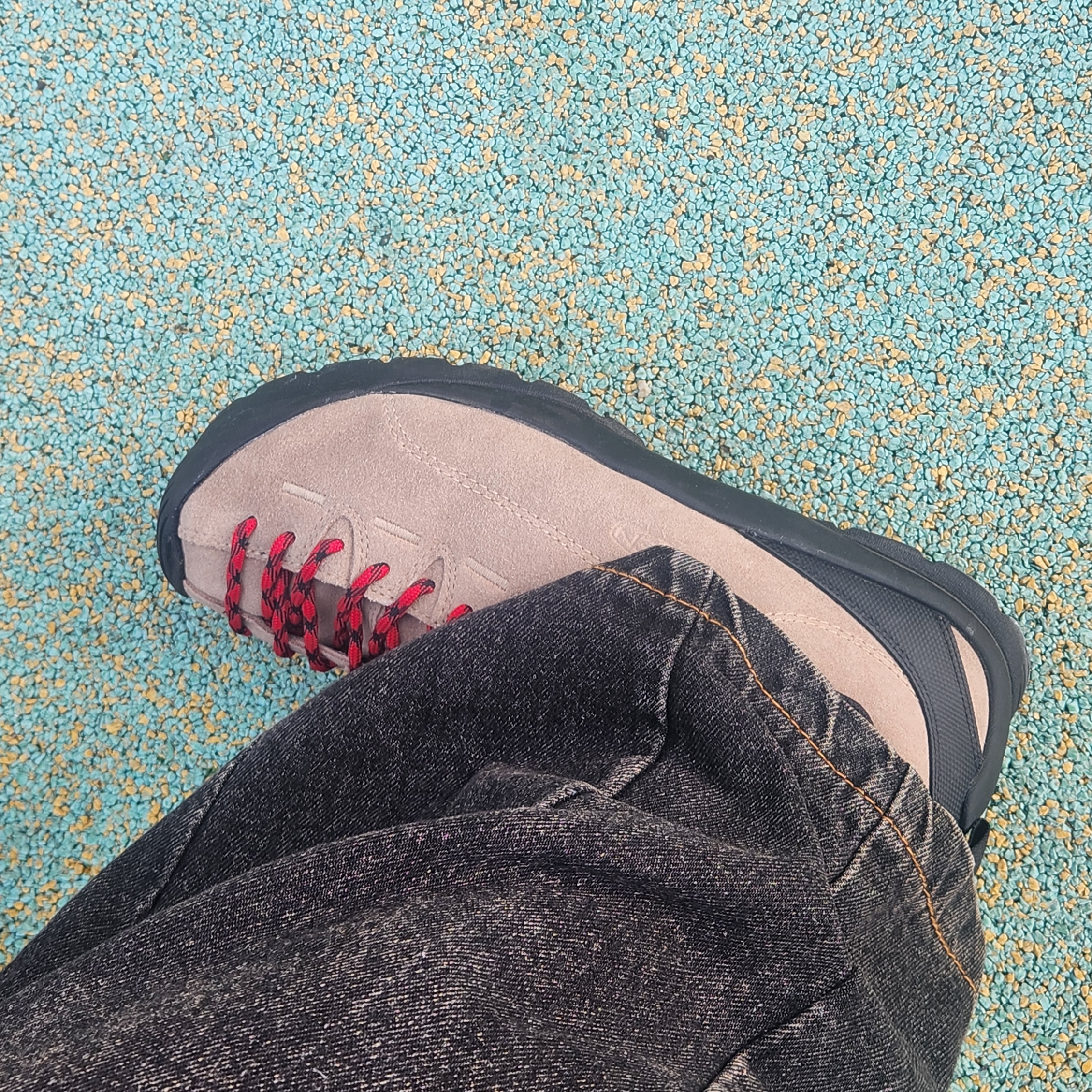 Keen Jasper Suede Sneakers Silver Mink 착용 스타일 - 2