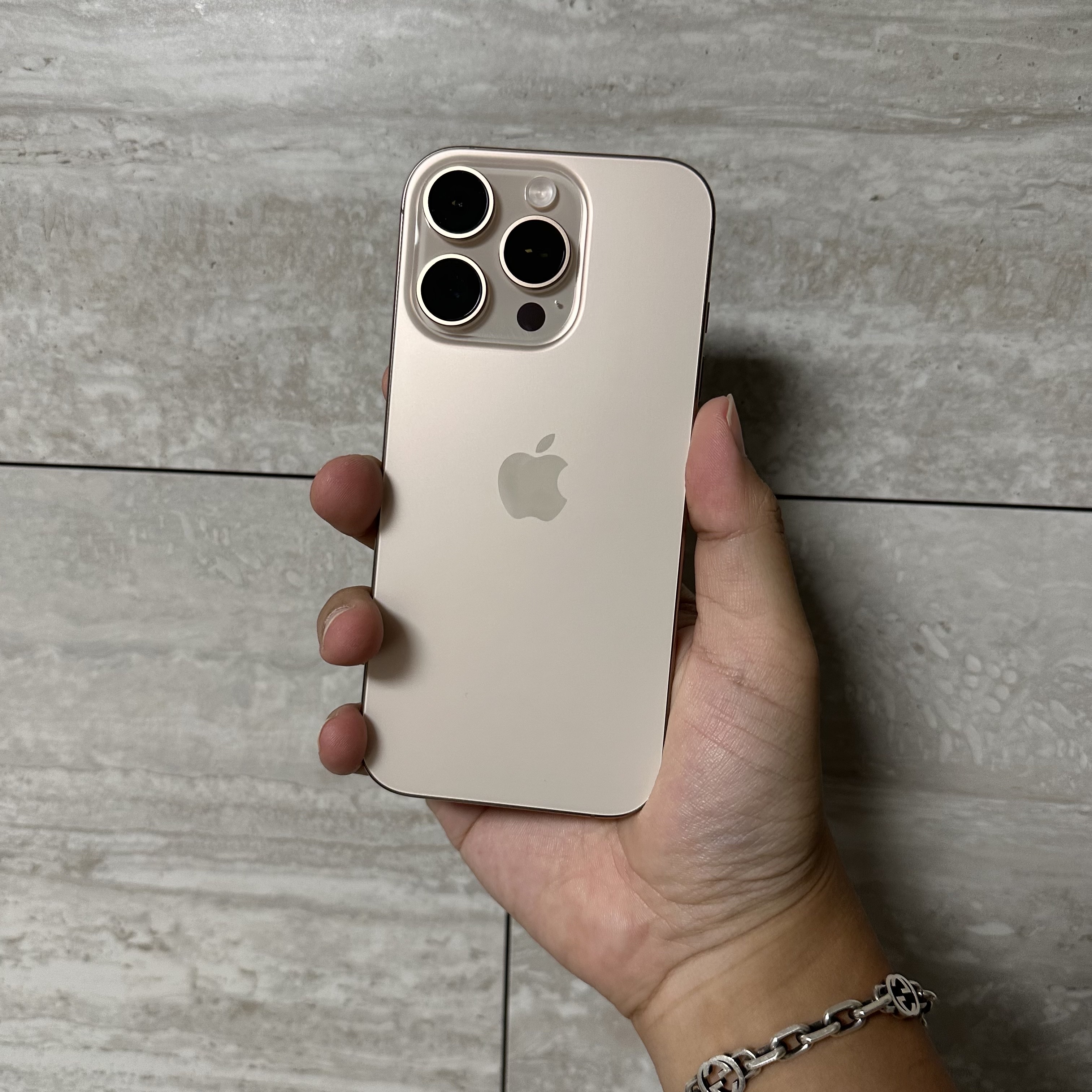 Apple iPhone 16 Pro 256GB Desert Titanium (Korean Ver.) 착용 스타일