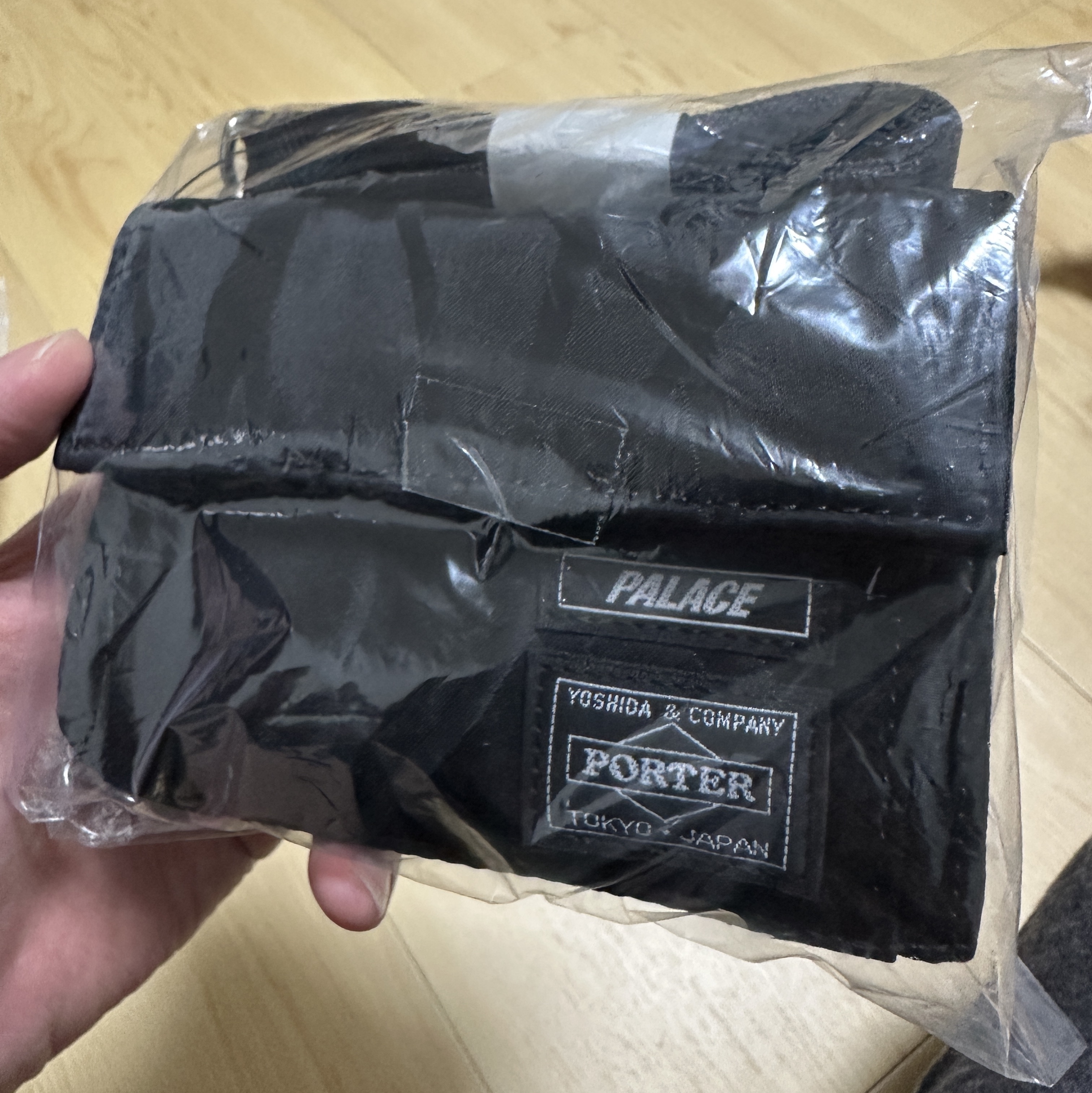 Porter x Palace Wallet Black - 24FW 착용 스타일
