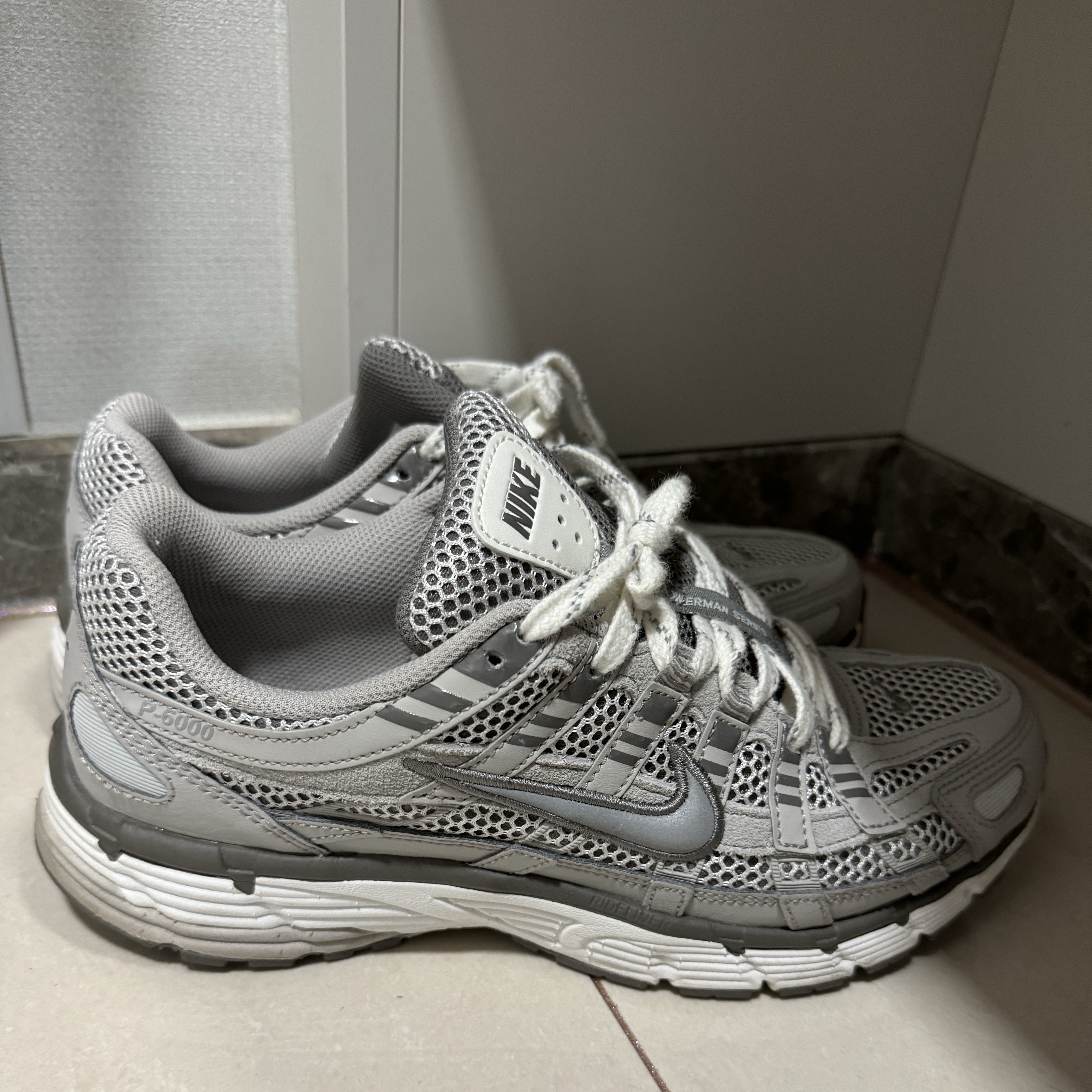 Nike P-6000 PRM Light Iron Ore 착용 스타일