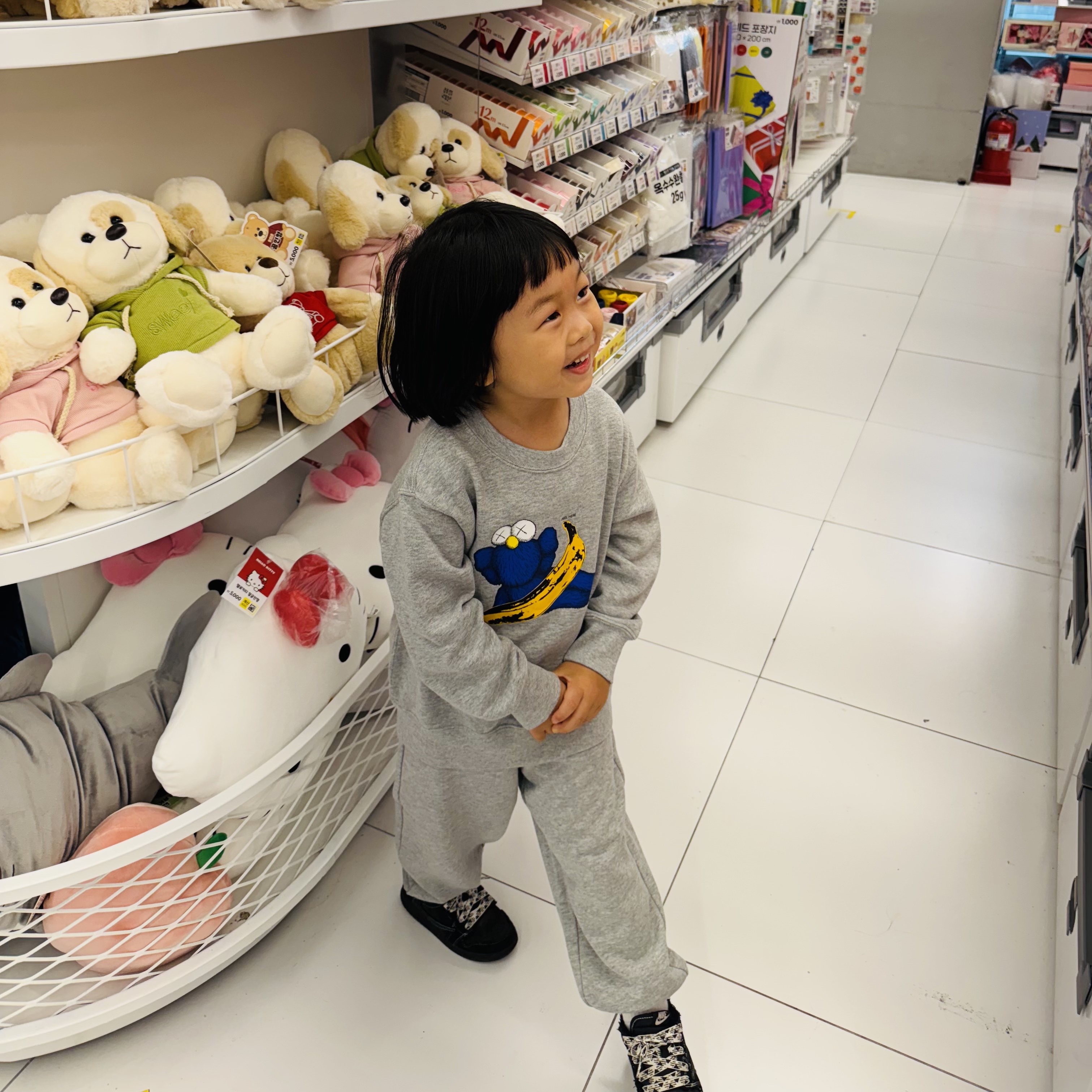 (Kids) Uniqlo UT x Kaws x Warhol Sweatshirt A Gray, (Kids) Uniqlo UT x Kaws x Warhol Sweatpants A Gray 착용 스타일 - 2