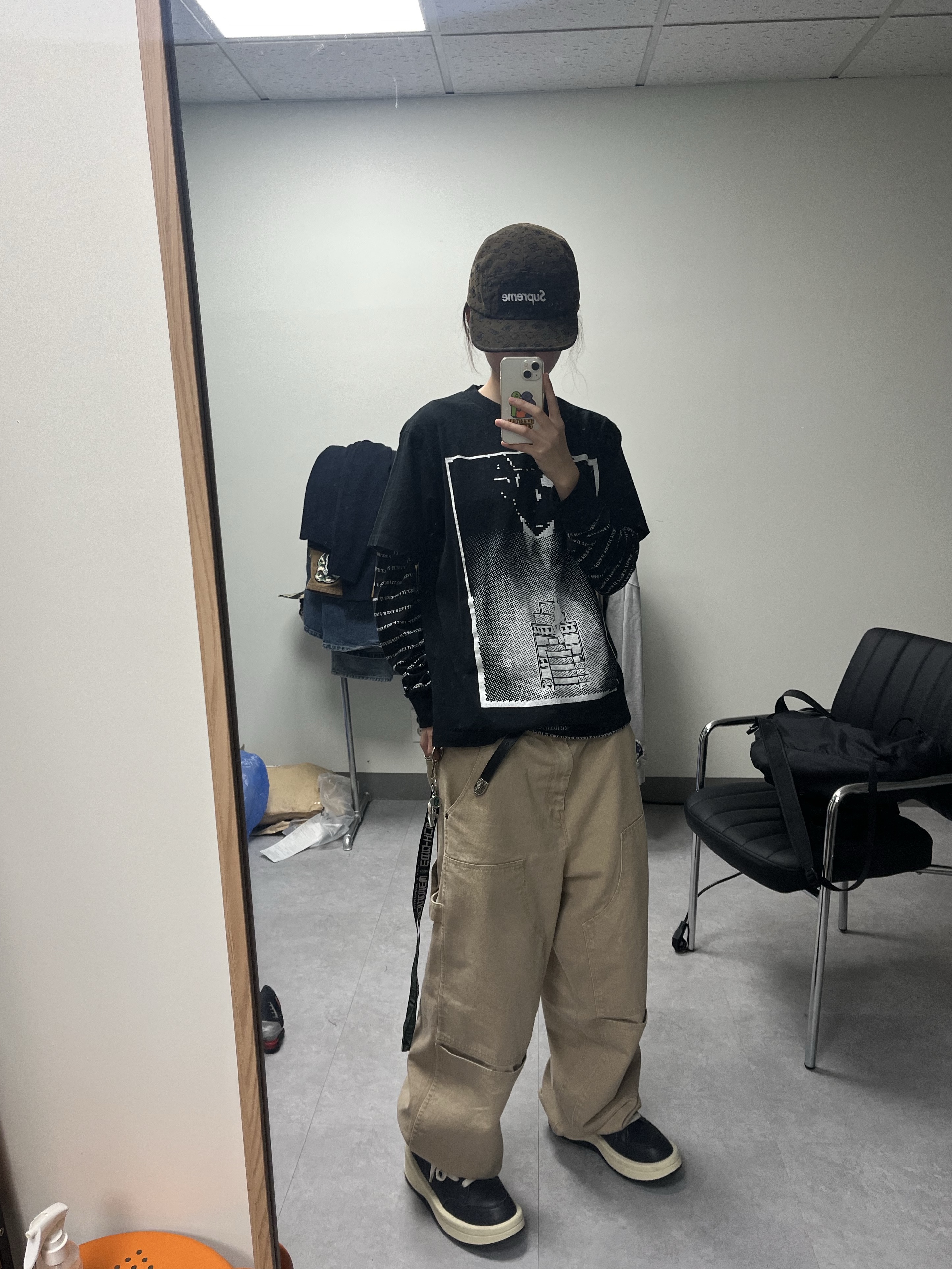 Supreme Flocked Denim Camp Cap Black - 24FW, Cav Empt MD Ascender T-Shirt Black - 24SS 착용 스타일 - 3