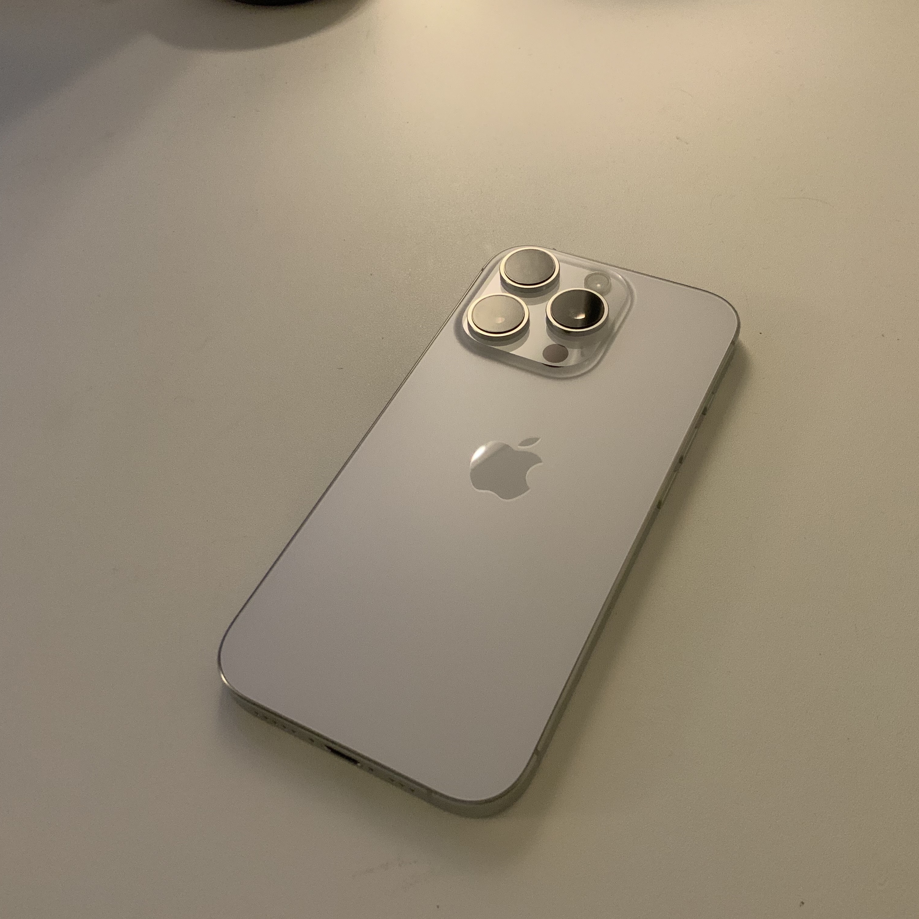 Apple iPhone 16 Pro 256GB White Titanium (Korean Ver.) 착용 스타일 - 2