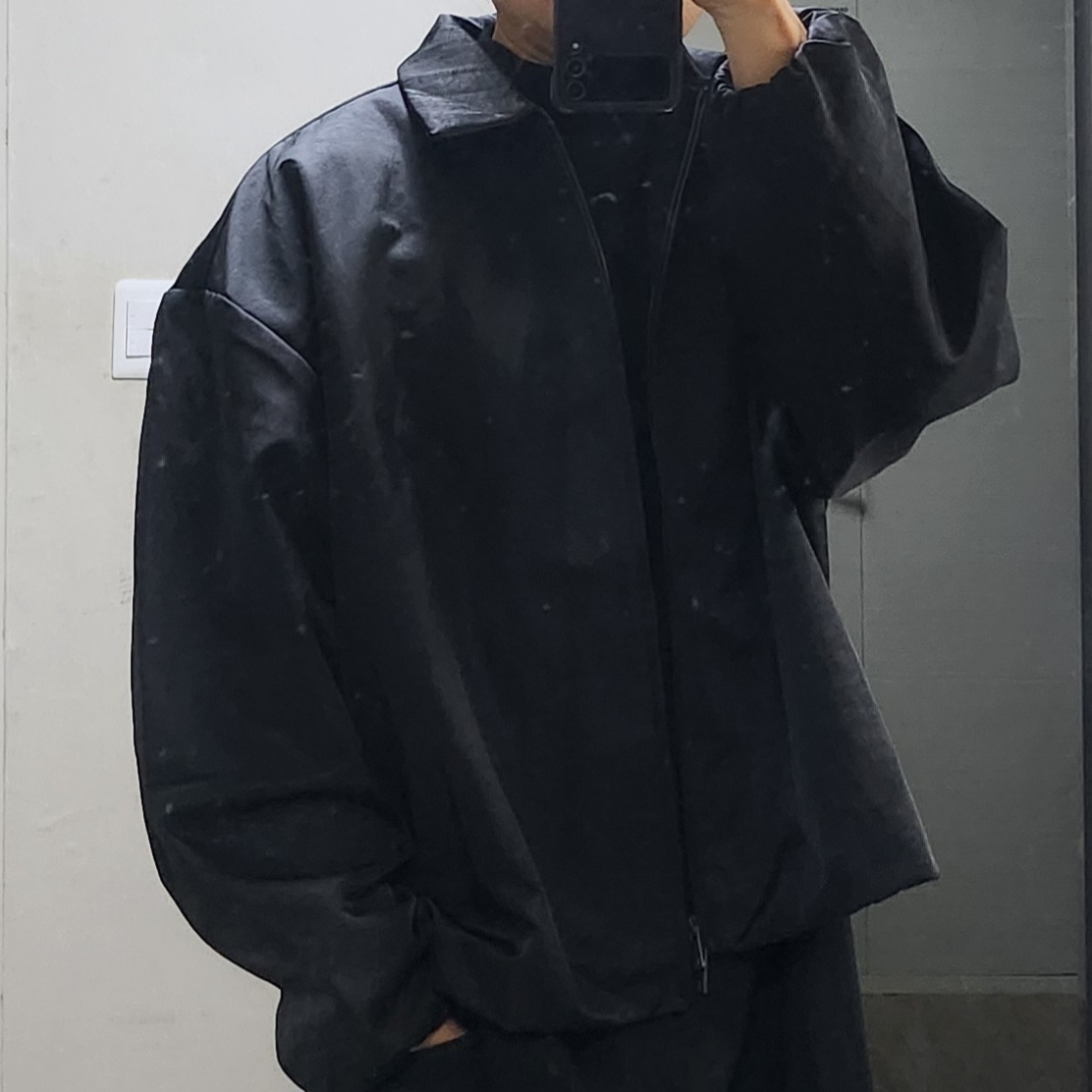Essentials Textured Nylon Trucker Jacket Black - 24FW, Essentials Heavy Jersey Crewneck T-Shirt Jet Black - 24SS 착용 스타일 - 1