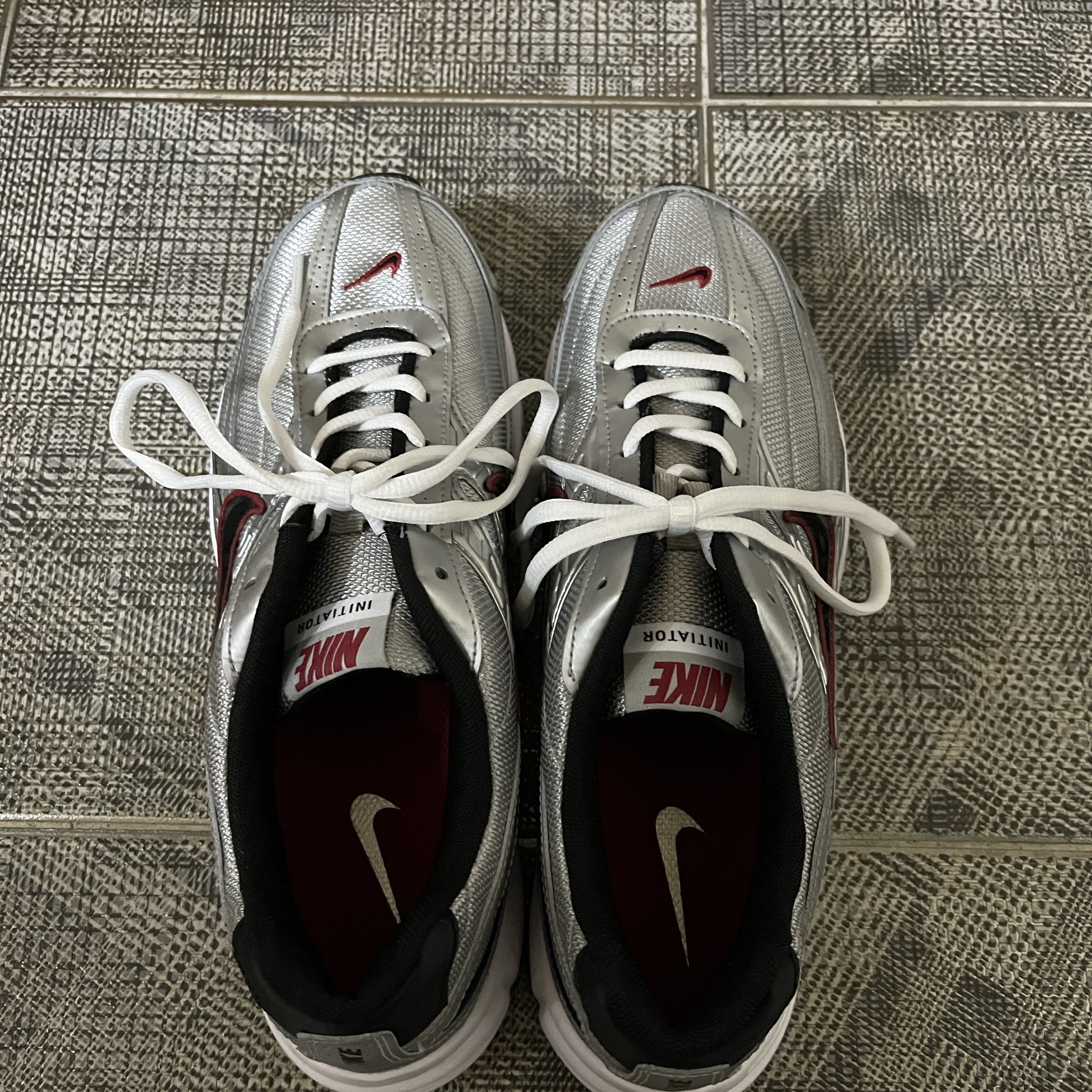 Nike Initiator Metallic Silver Black 착용 스타일 - 2