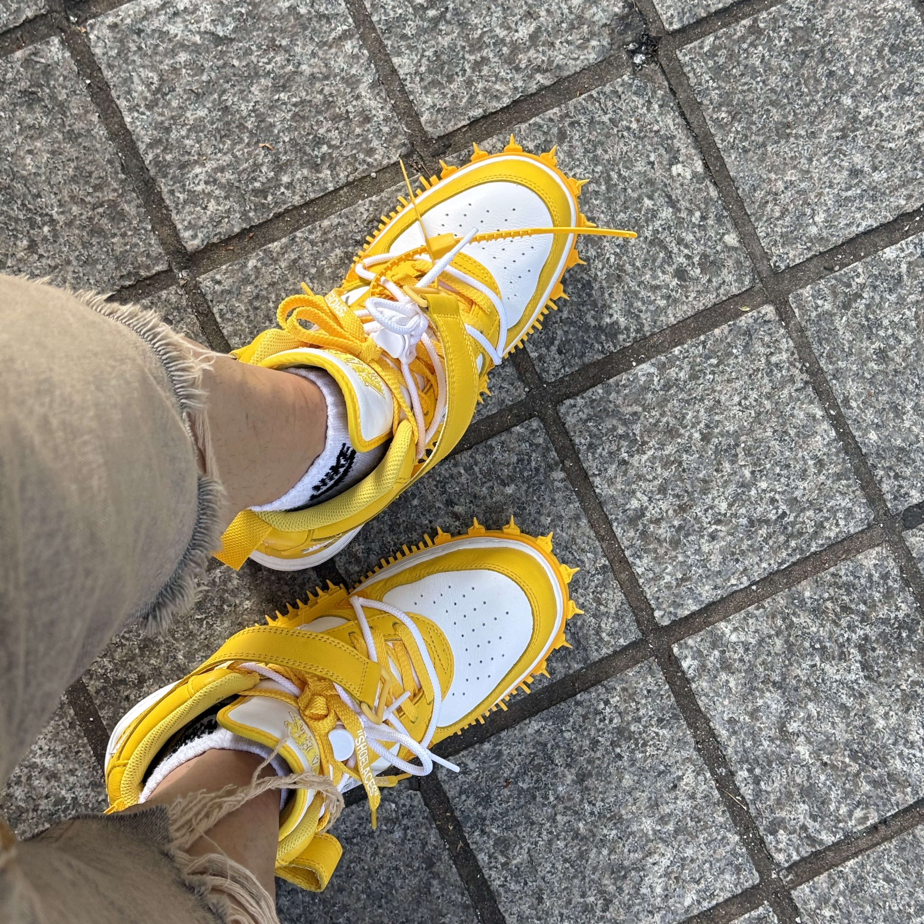 Nike x Off-White Air Force 1 Mid SP Leather Varsity Maize 착용 스타일