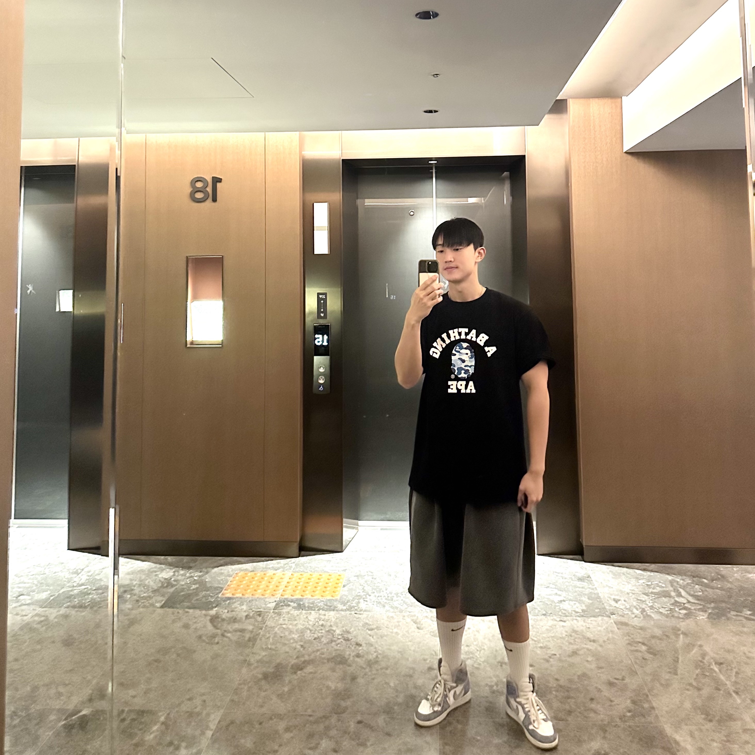 BAPE ABC Camo College T-Shirt Black Blue, Jordan 1 Retro High OG Hyper Royal 착용 스타일