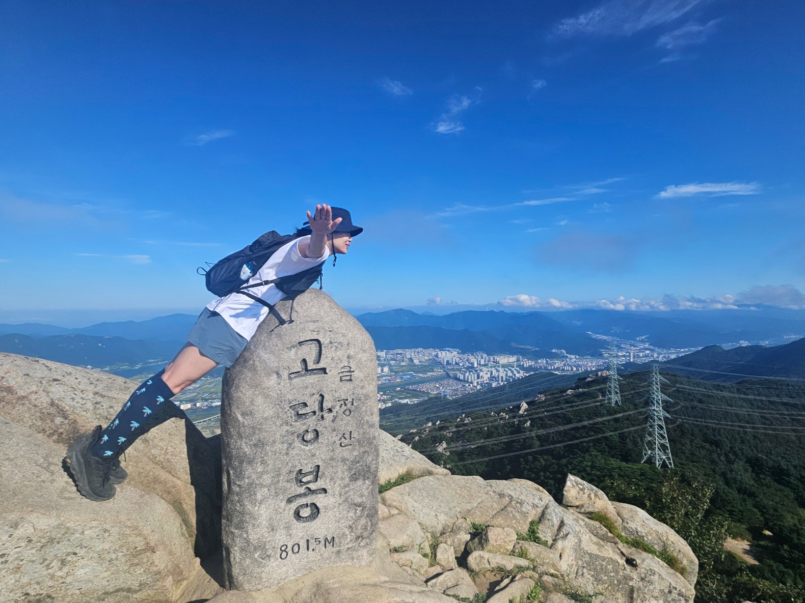 Arc'teryx Aerios 18 Backpack Black, Hoka Kaha 2 Low Gore-Tex Black 착용 스타일