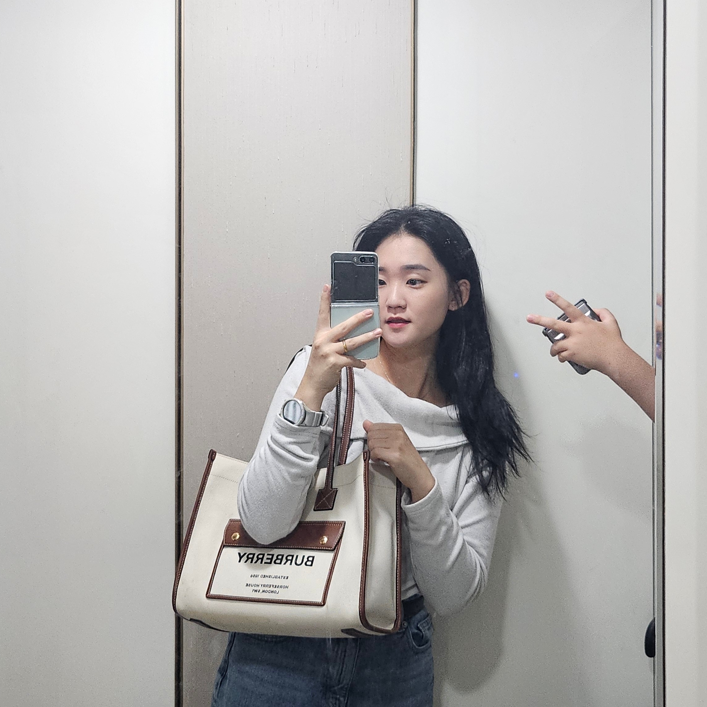 Burberry Medium Two-Tone Canvas and Leather Freya Tote Bag Natural Tan 착용 스타일 - 2