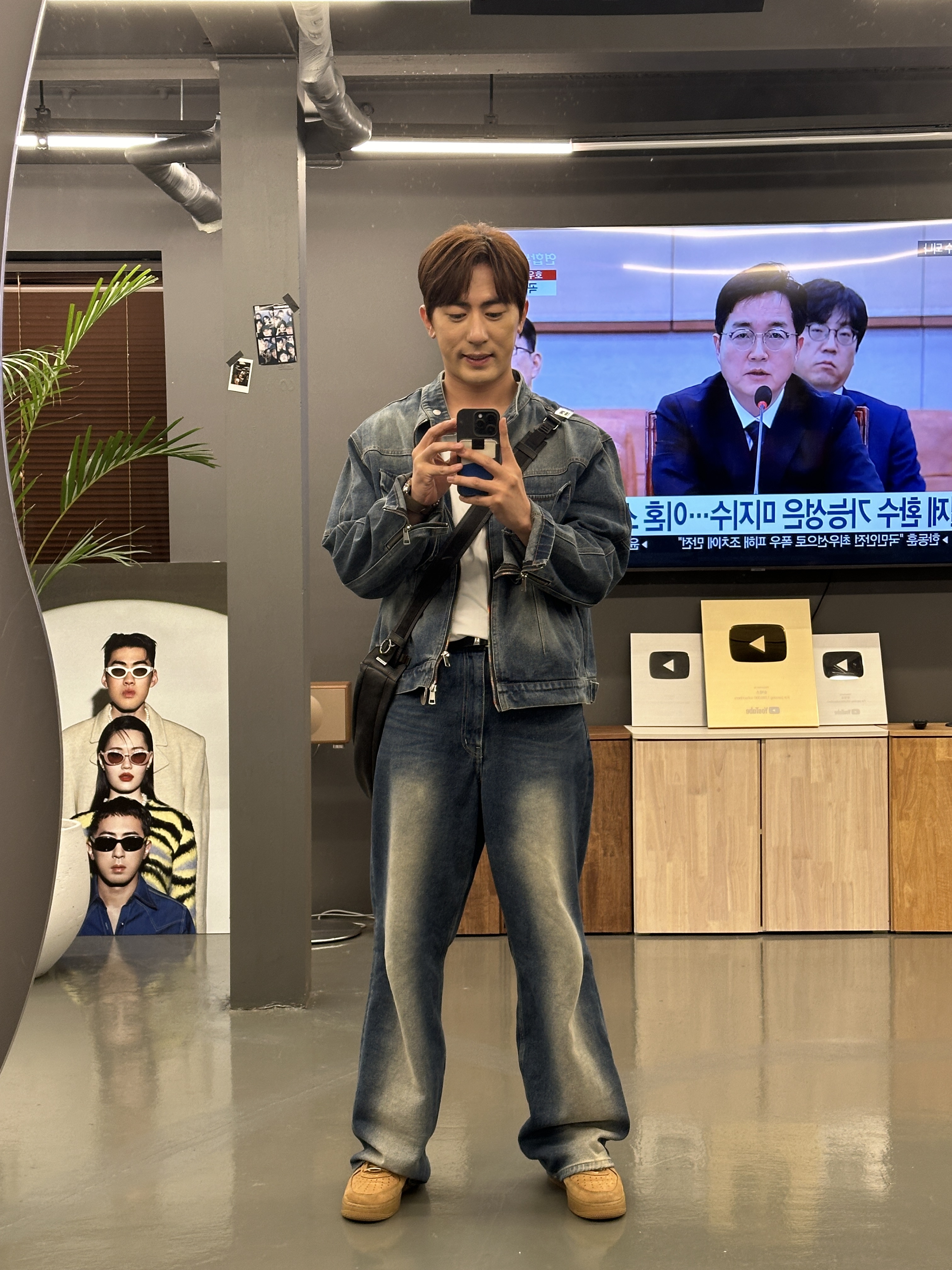 Wooyoungmi Large Moon Bag Black, Nike x Supreme Air Force 1 Low Flax 착용 스타일