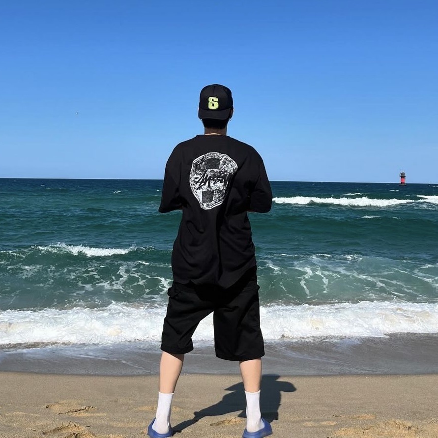 Adidas Yeezy Slide Azure, Stussy Dot Stamp T-Shirt Black 착용 스타일