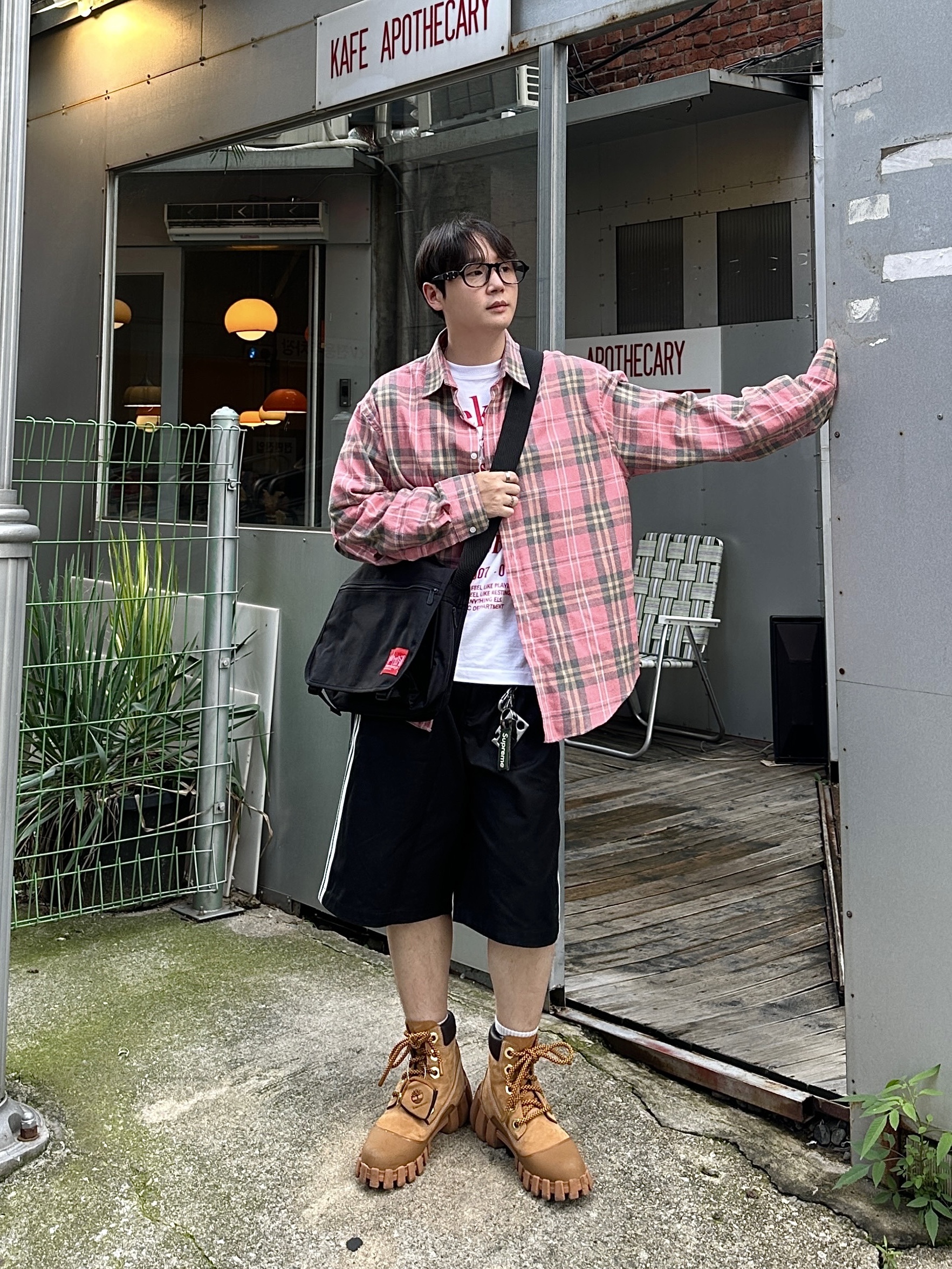 Adidas x Yeseyesee BS Shorts Black - KR Sizing, Timberland x Humberto Leon 6 Inch Boot Wheat Nubuck - Medium 착용 스타일 - 1
