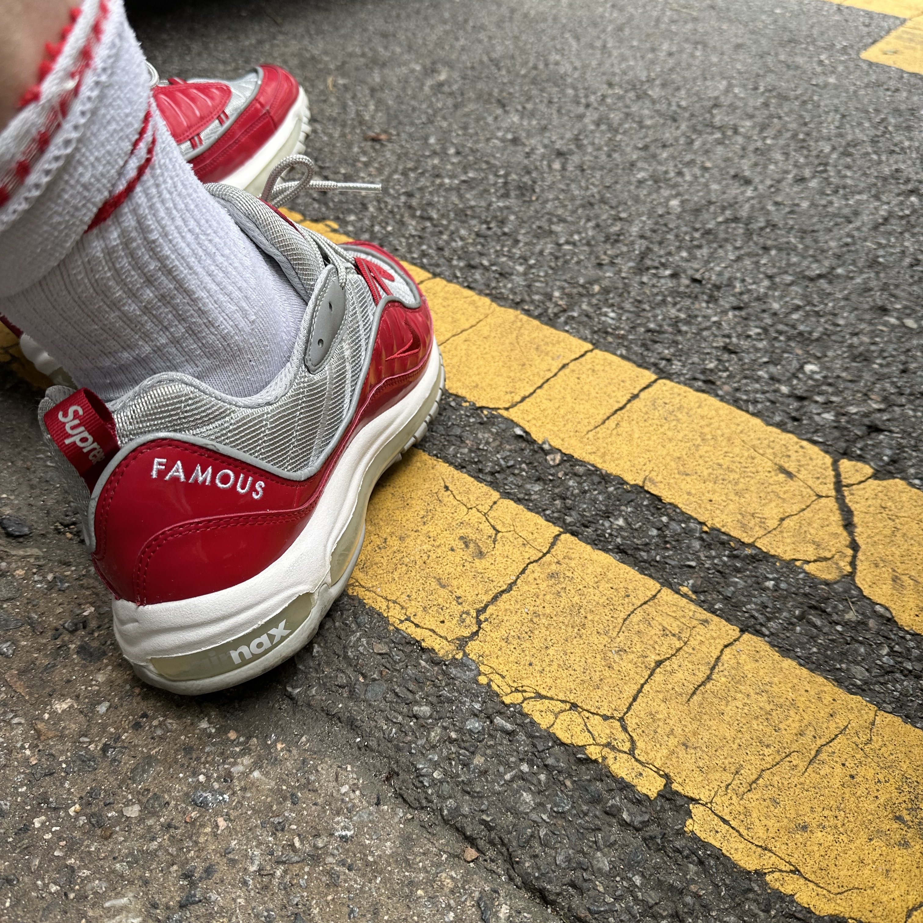 Nike x Supreme Air Max 98 Varsity Red 착용 스타일 - 3