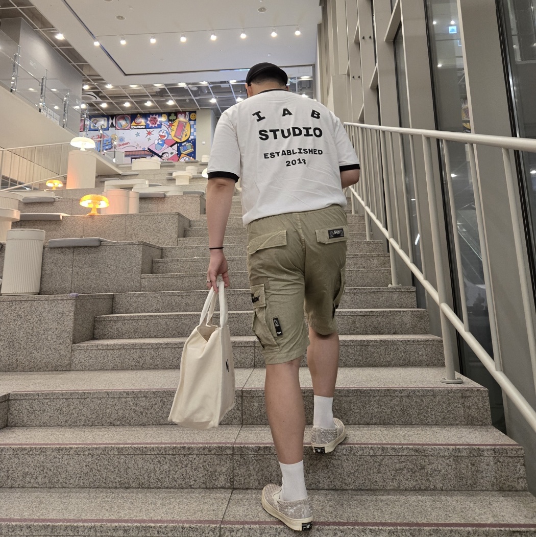 IAB Studio Established T-Shirt White Black, AAPE Woven Short Pants Beige 착용 스타일