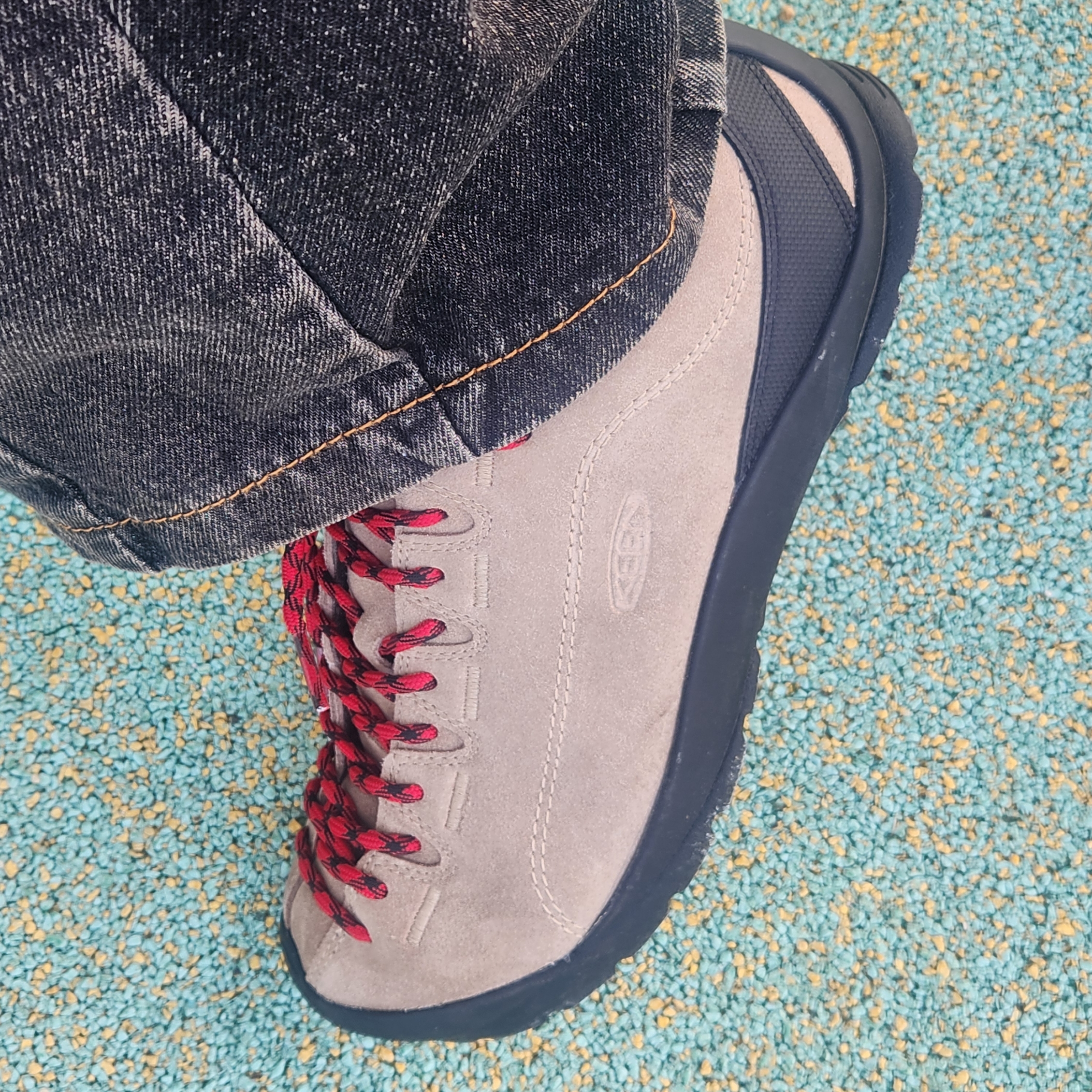 Keen Jasper Suede Sneakers Silver Mink 착용 스타일 - 4