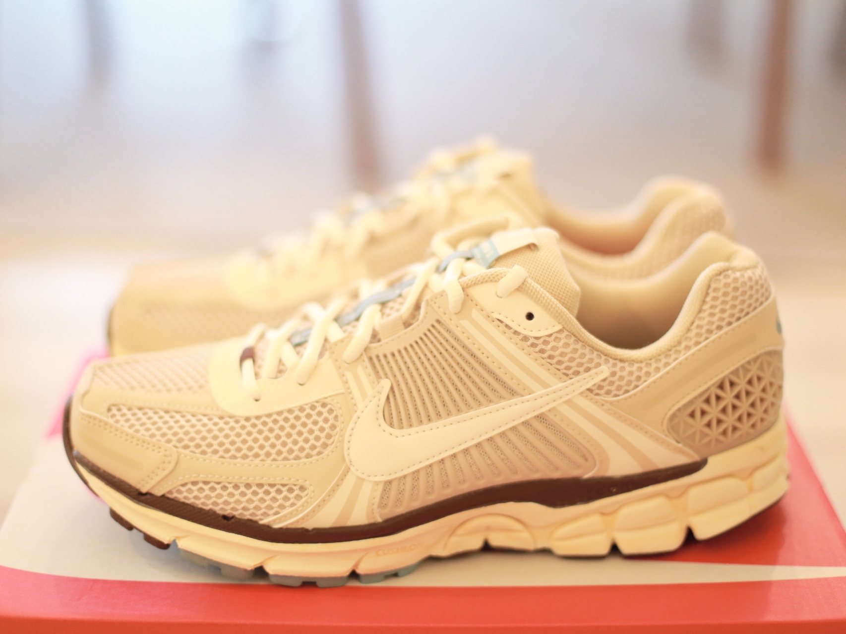 (W) Nike Zoom Vomero 5 Oatmeal 착용 스타일 - 1