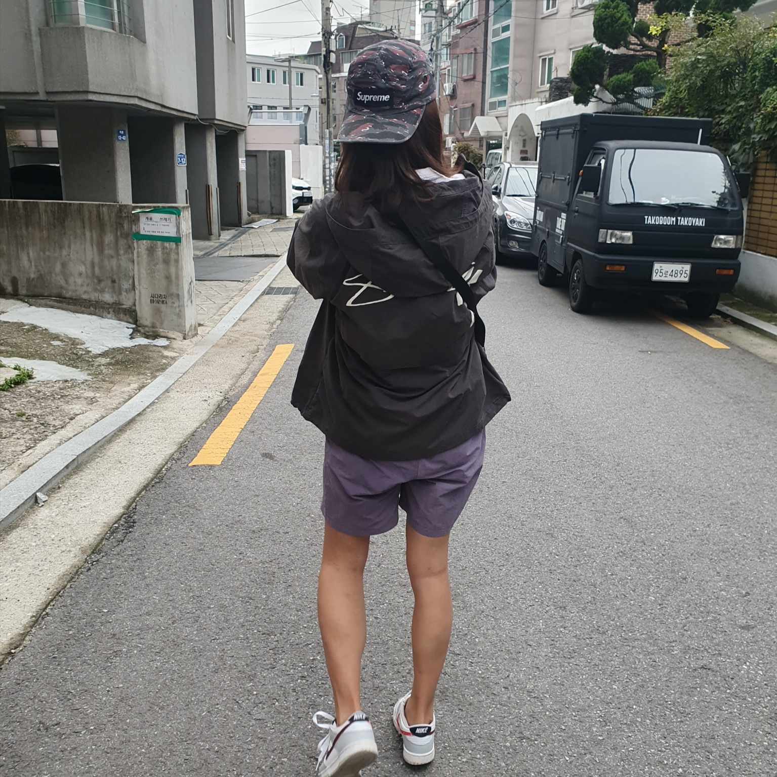 Supreme Military Camp Cap Red Tiger - 24SS, Stussy Wave Dye Beach Shell Jacket Black 착용 스타일 - 3
