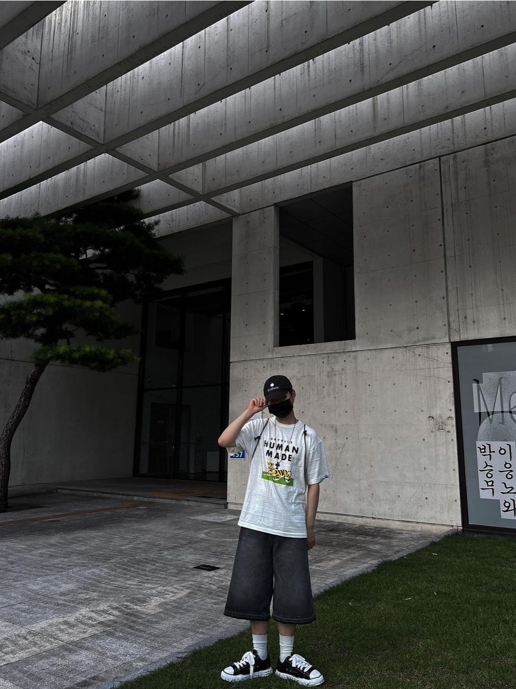 Human Made #2310 T-Shirt White, Maison Mihara Yasuhiro Peterson OG Sole Broken Low-top Sneakers Black 착용 스타일 - 4