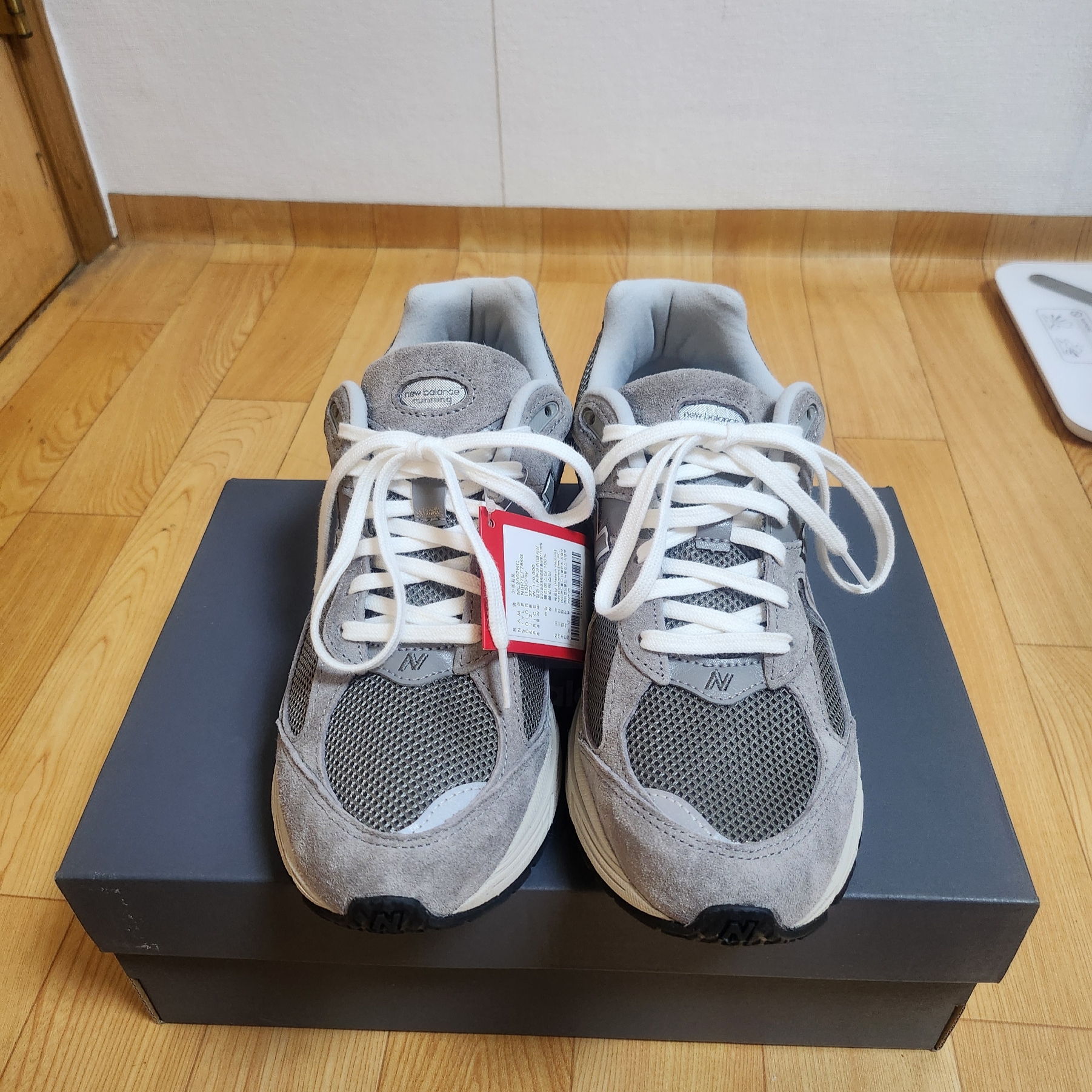 New Balance 2002R Grey 착용 스타일 - 1