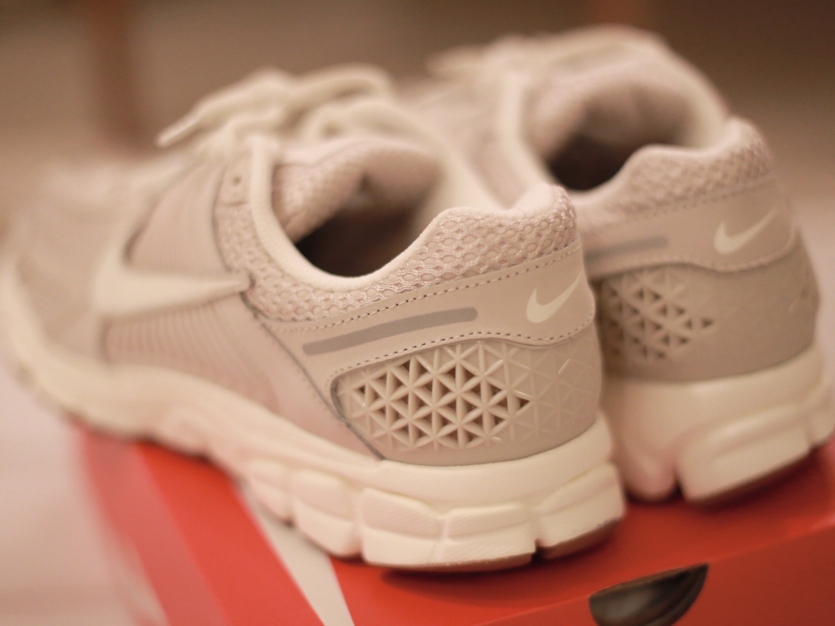 (W) Nike Zoom Vomero 5 Light Orewood Brown 착용 스타일 - 3
