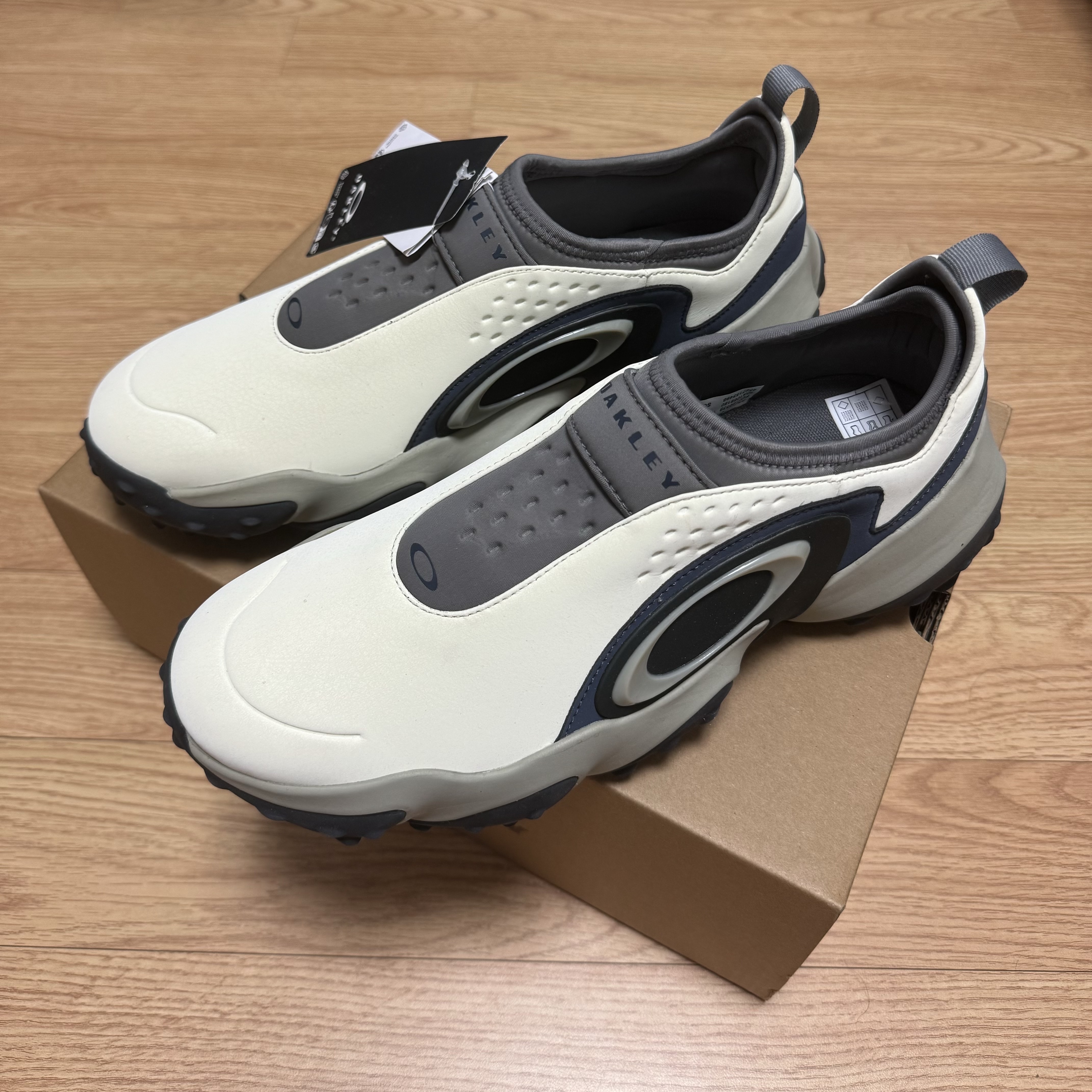 Oakley Edge Icon Cream Navy 착용 스타일