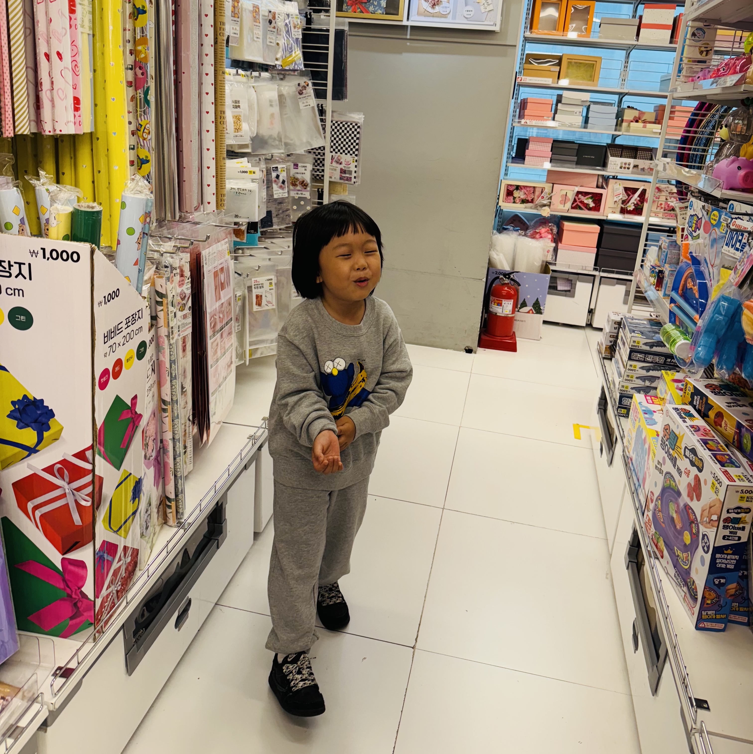 (Kids) Uniqlo UT x Kaws x Warhol Sweatshirt A Gray, (Kids) Uniqlo UT x Kaws x Warhol Sweatpants A Gray 착용 스타일 - 3