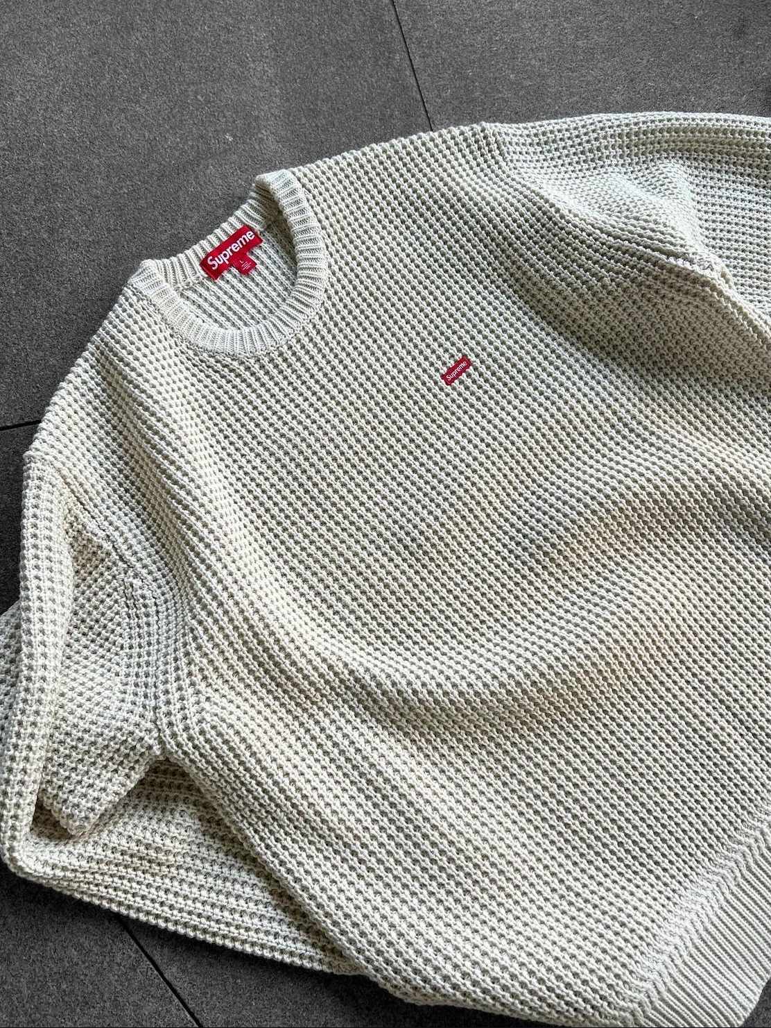 Supreme Waffle Small Box Sweater  White - 24FW 착용 스타일 - 3