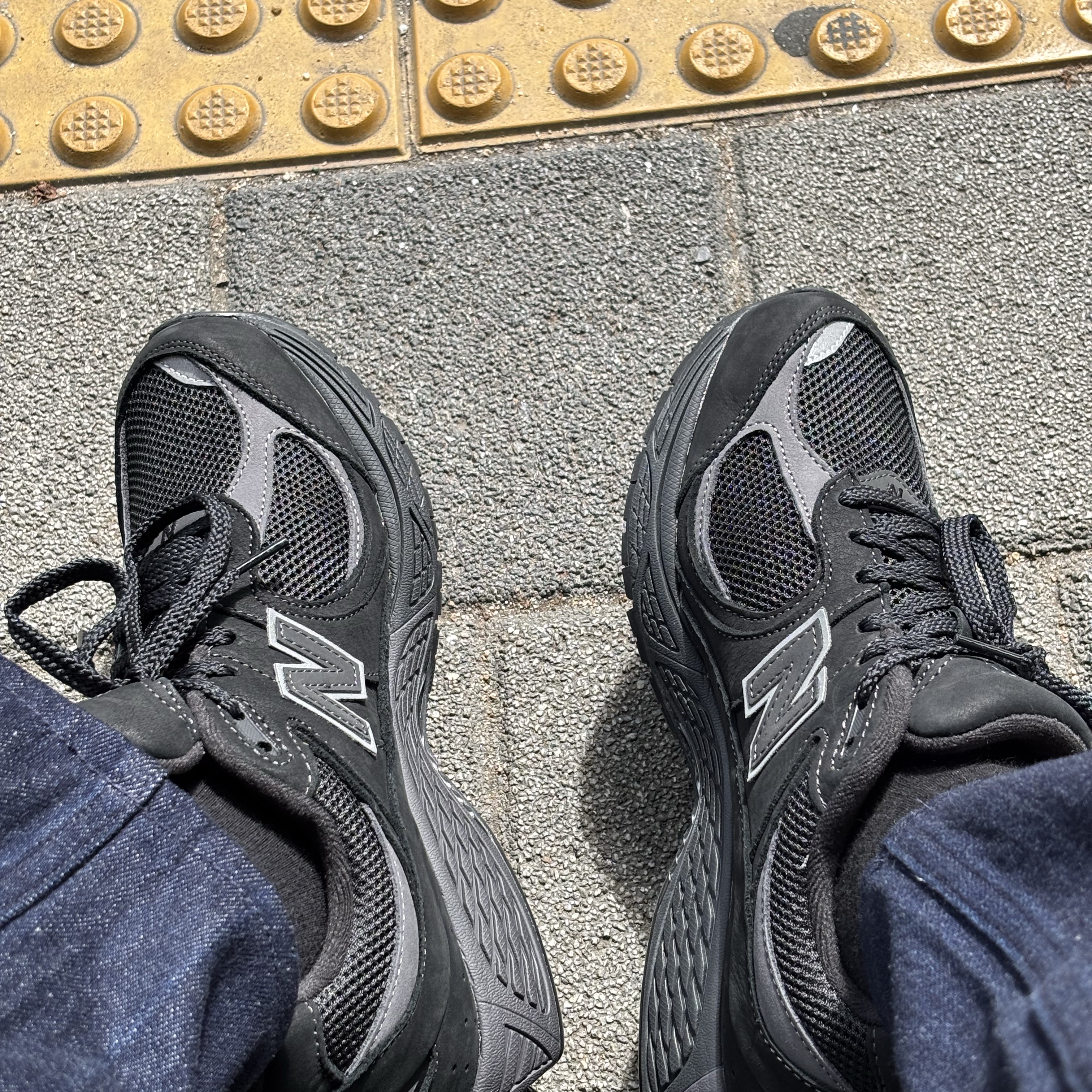 New Balance 2002R Dark Camo 착용 스타일