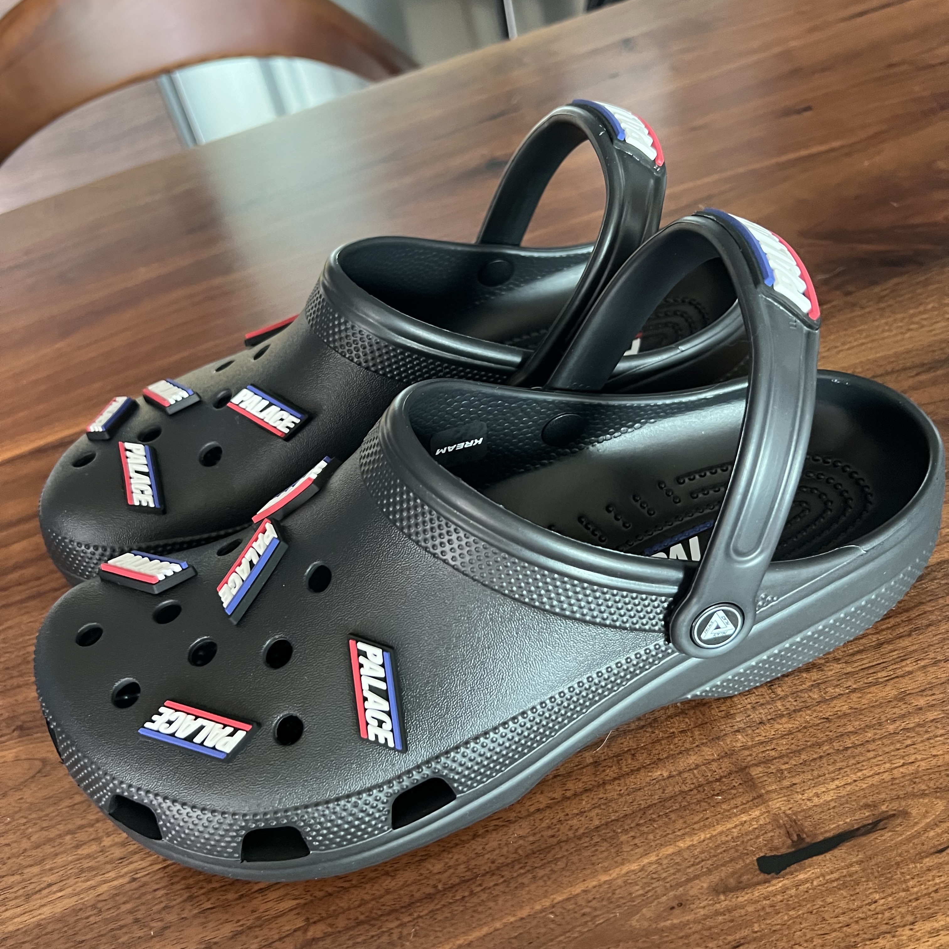 Crocs x Palace Classic Clog Black 착용 스타일
